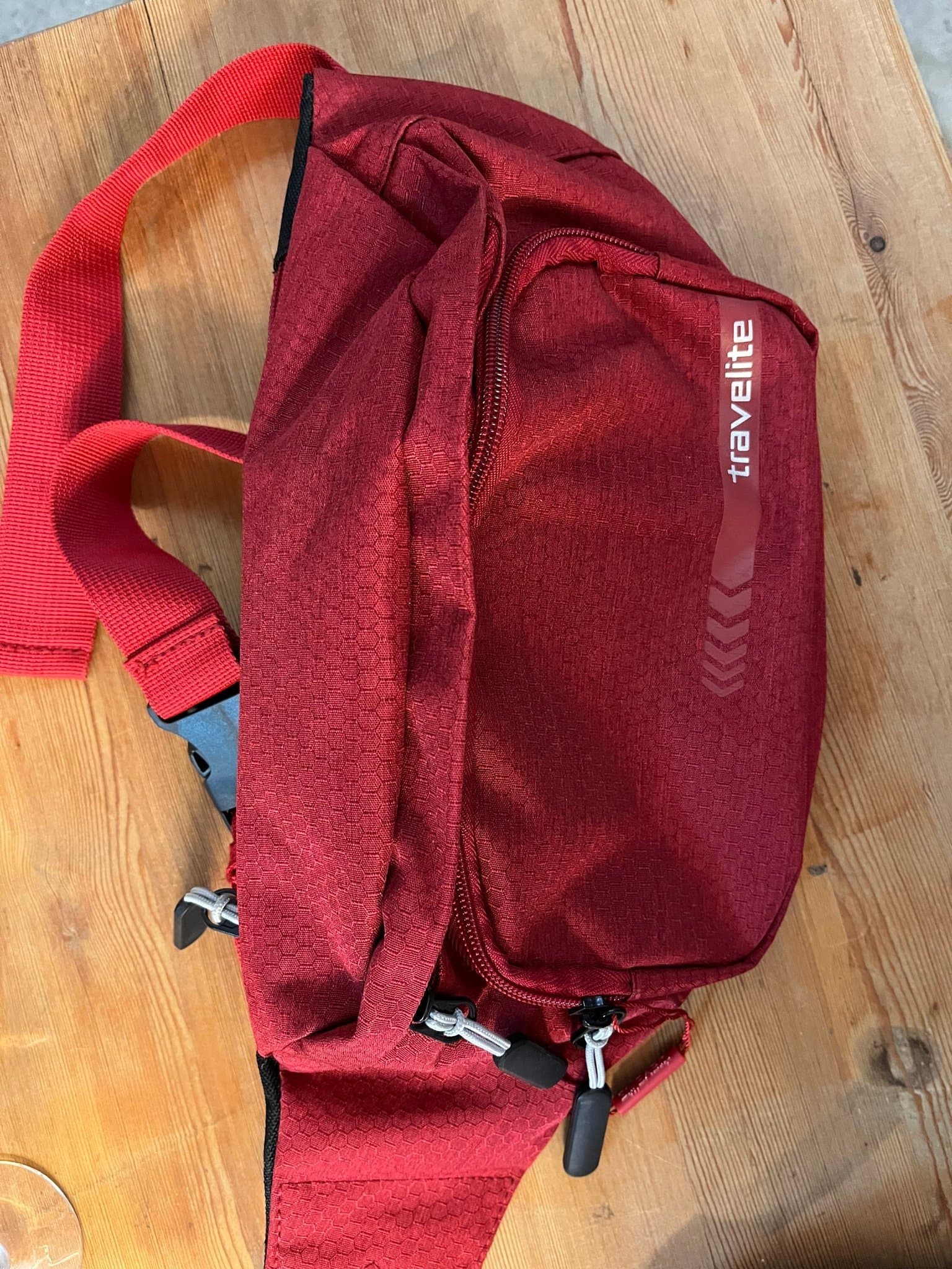 Travelite röd magväska