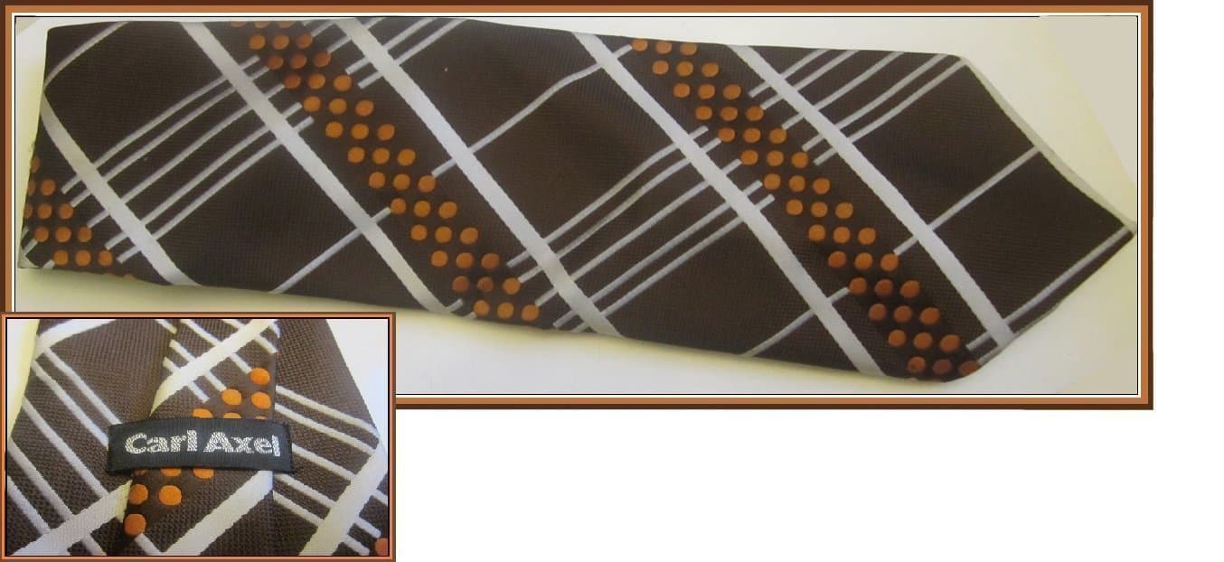 Slipsen är av märket Carl Axel. Ny!