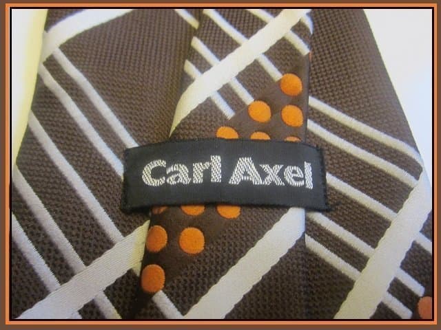 Slipsen är av märket Carl Axel. Ny!