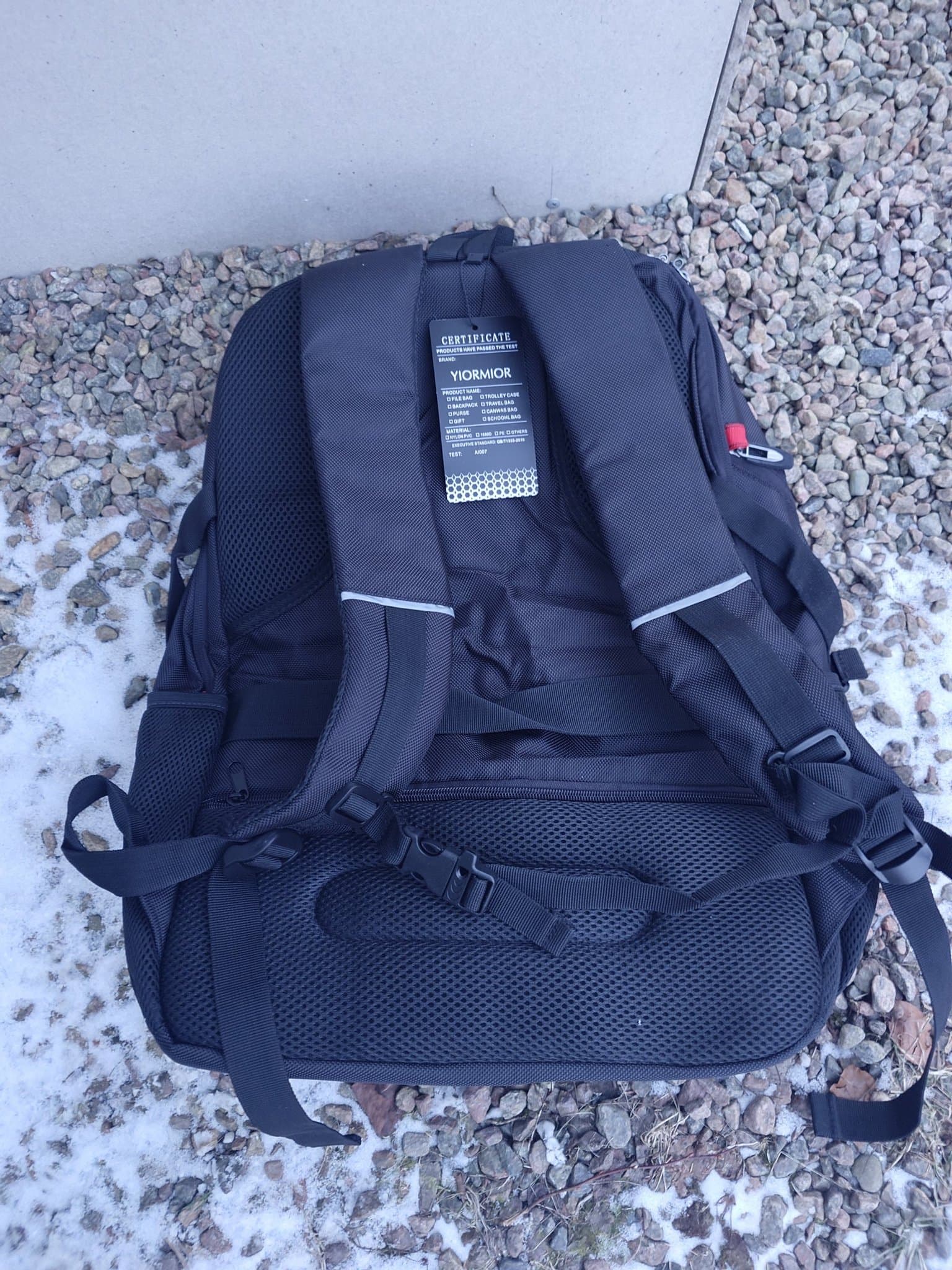 Svart Ryggsäck med uttag till laptop och hörlurar