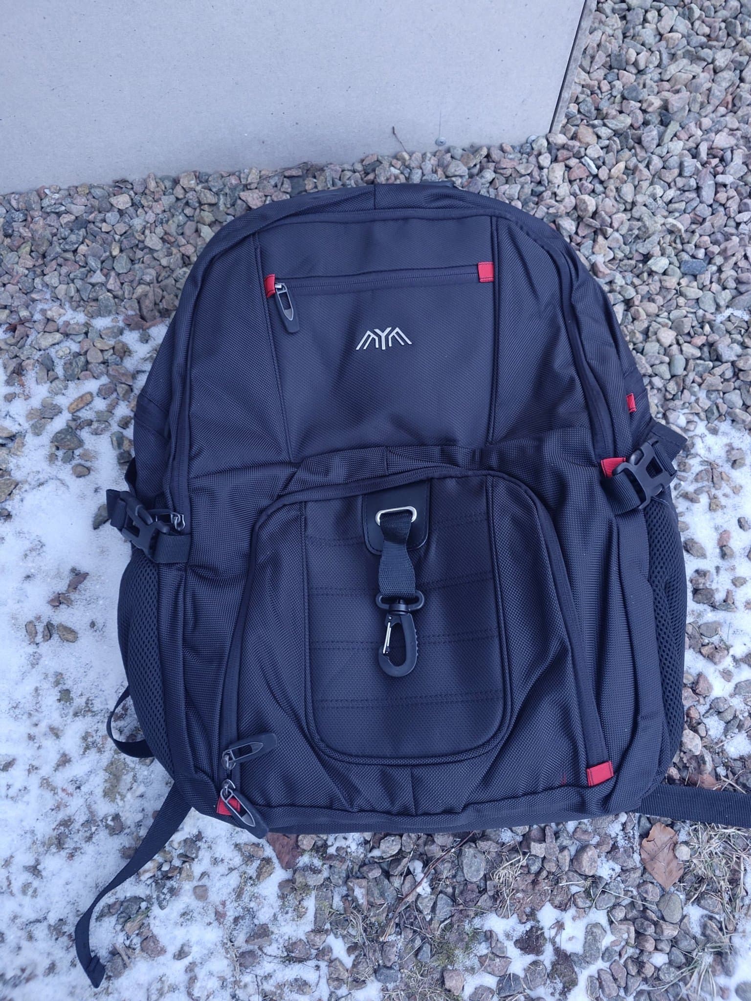 Svart Ryggsäck med uttag till laptop och hörlurar