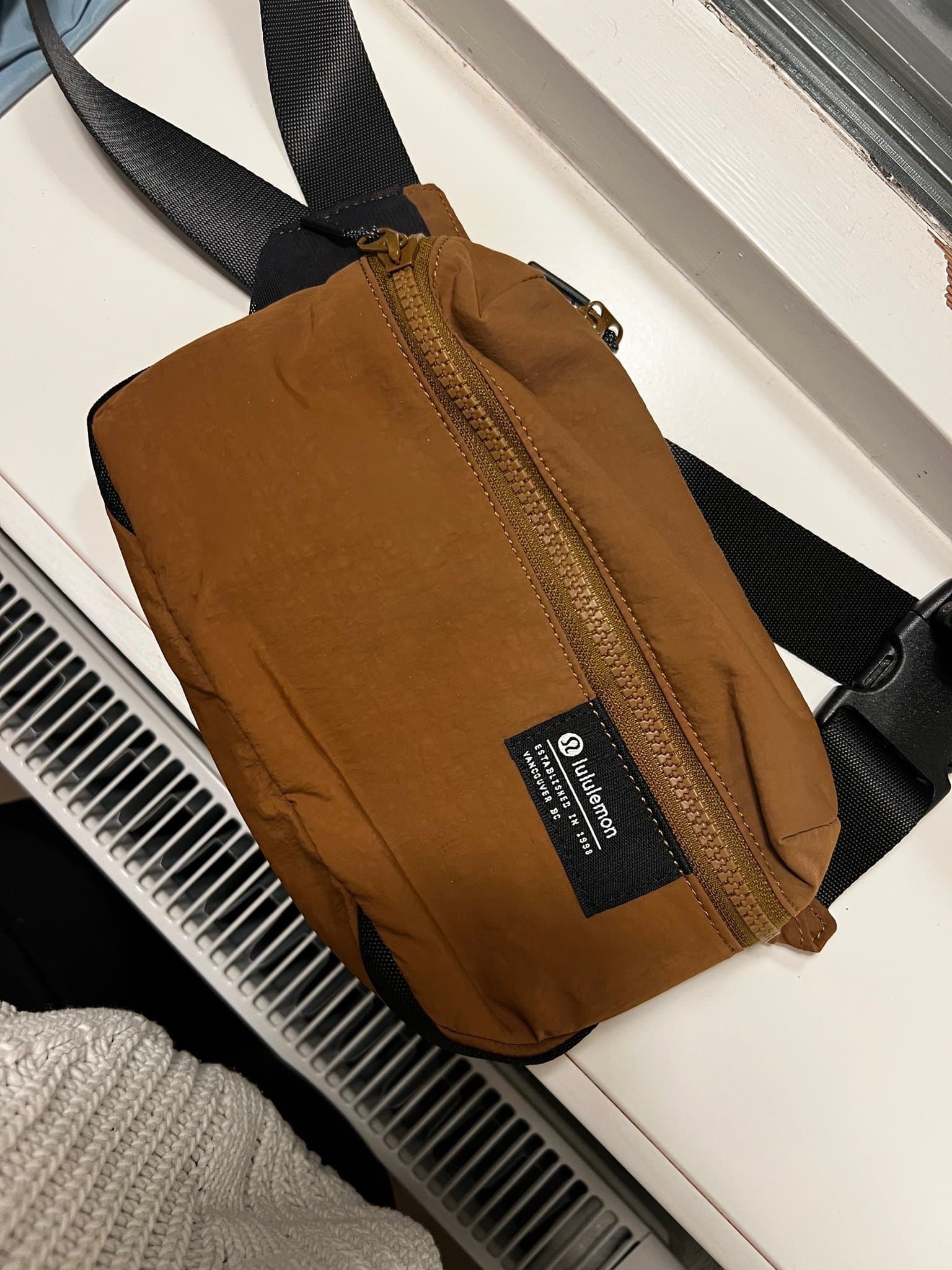 Lululemon brun midjeväska, clean lines