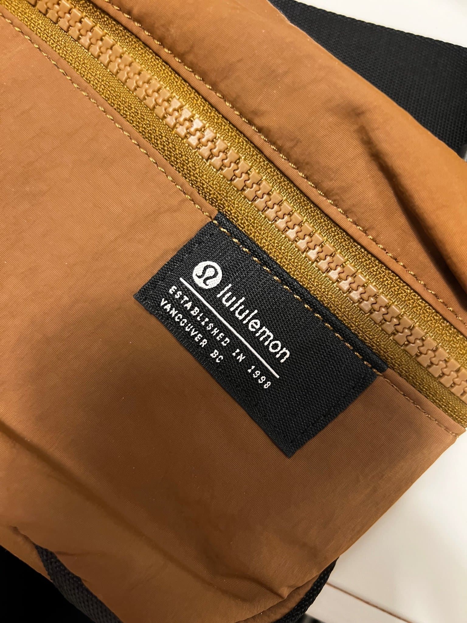 Lululemon brun midjeväska, clean lines