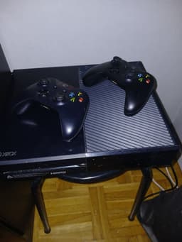 Xbox One med 2 handkontroller och 6 spel