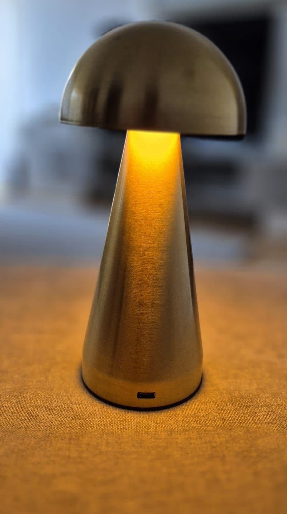 Guld Stilren Svamp Bordslampa – USB-C Laddning & Trefärgad Dimbar