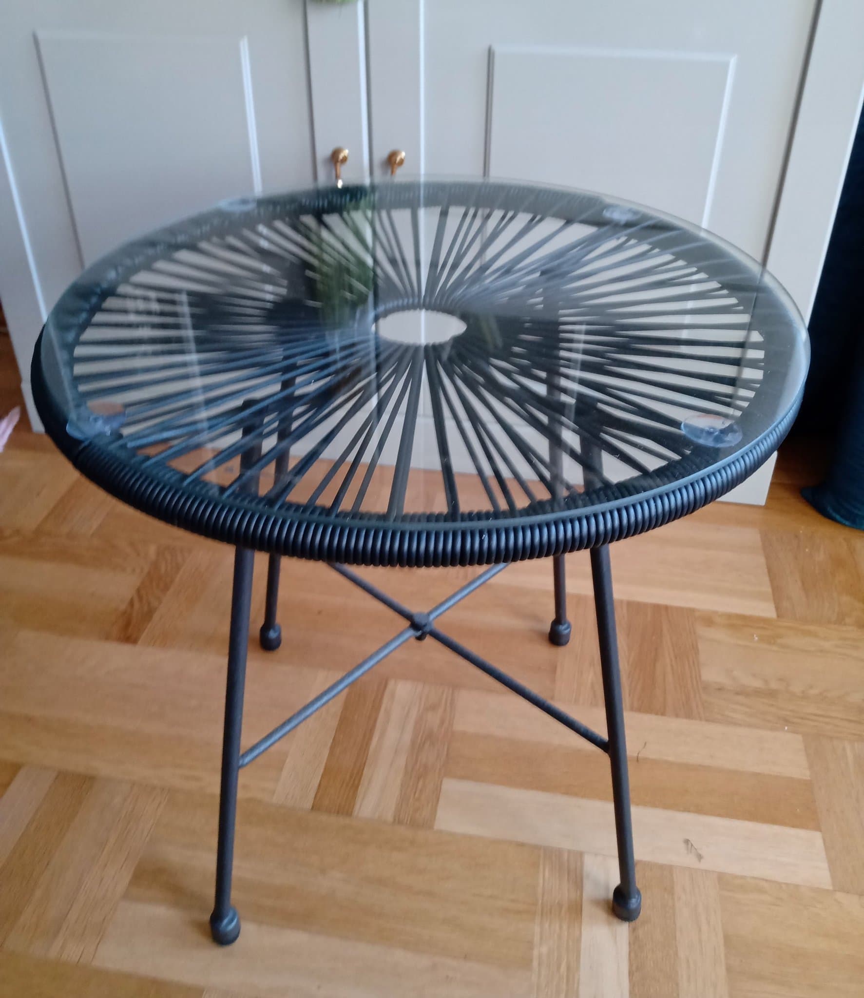 Svart snyggt runt bord med glasskiva