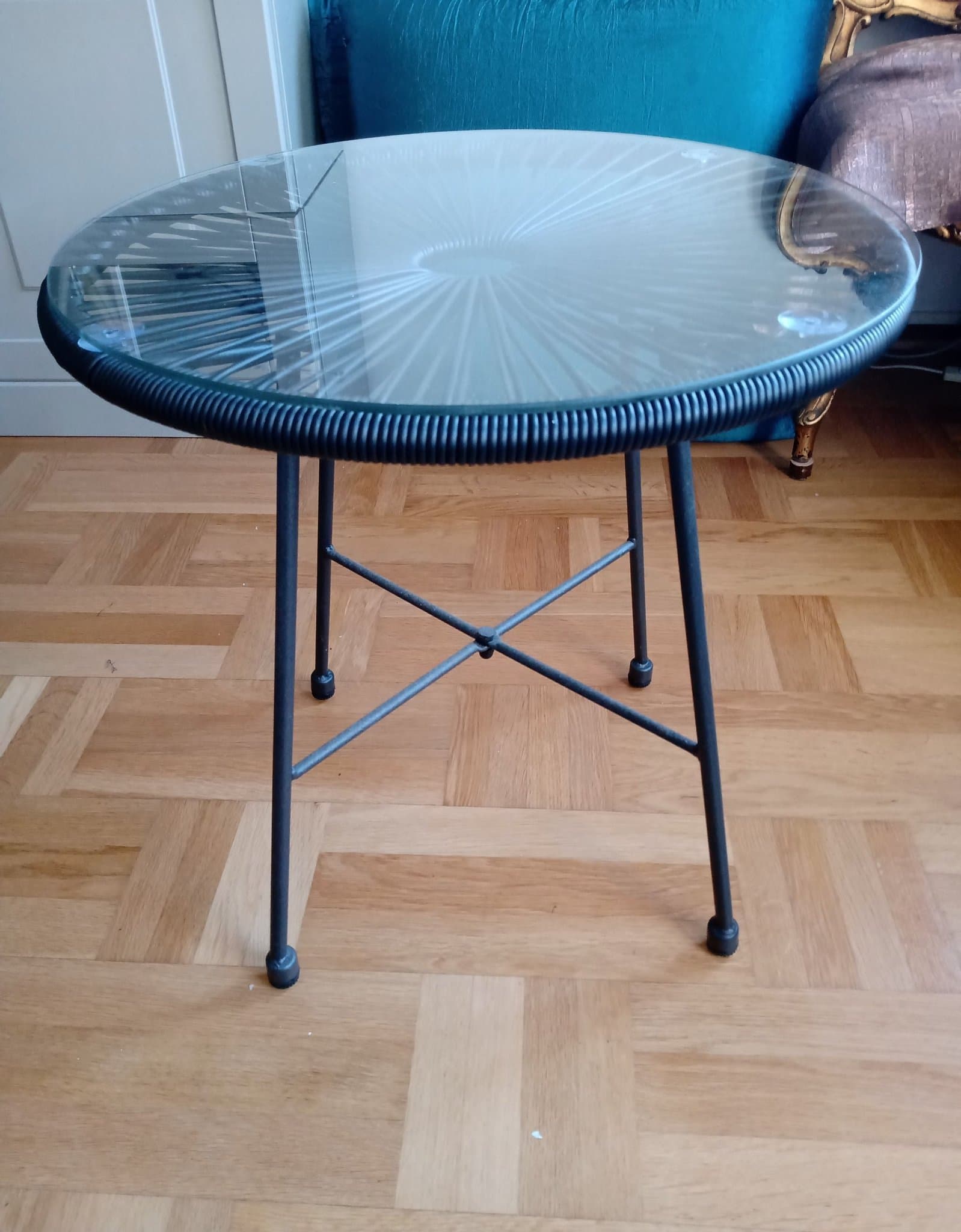 Svart snyggt runt bord med glasskiva