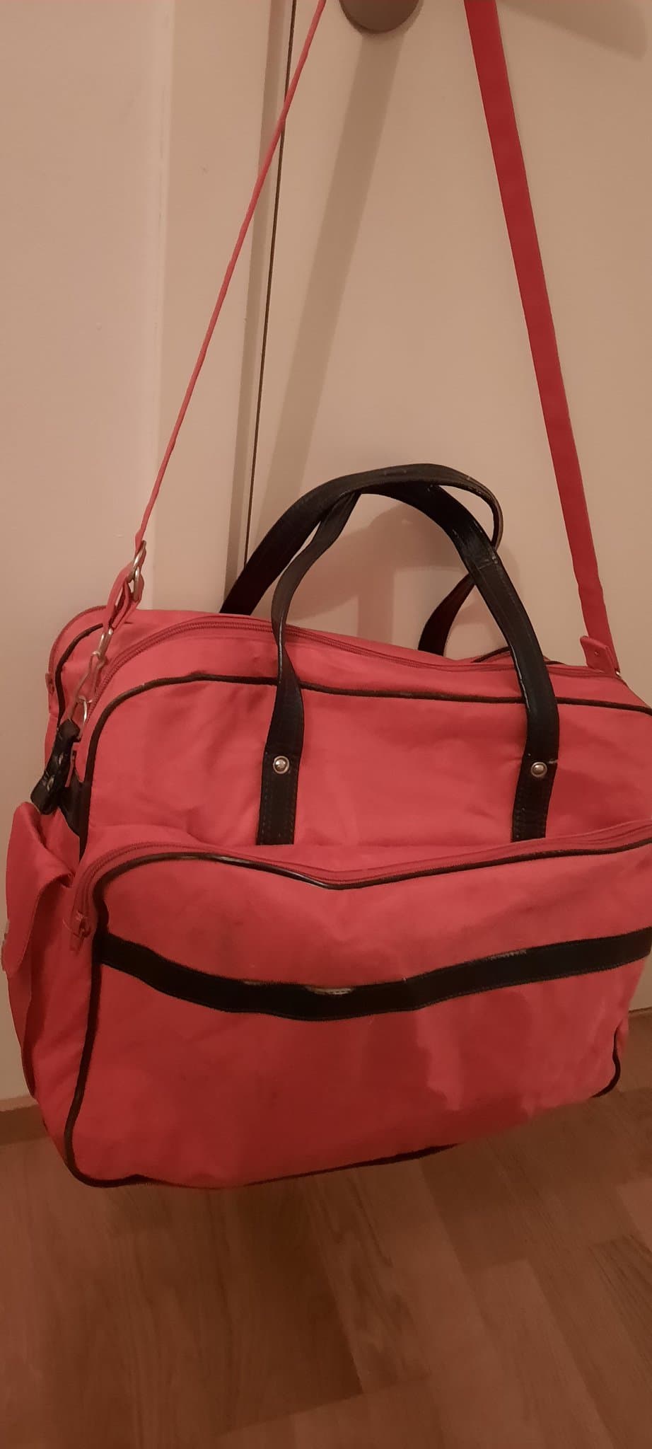 En stor röd väska med 3 stora fickor. Utan fel.