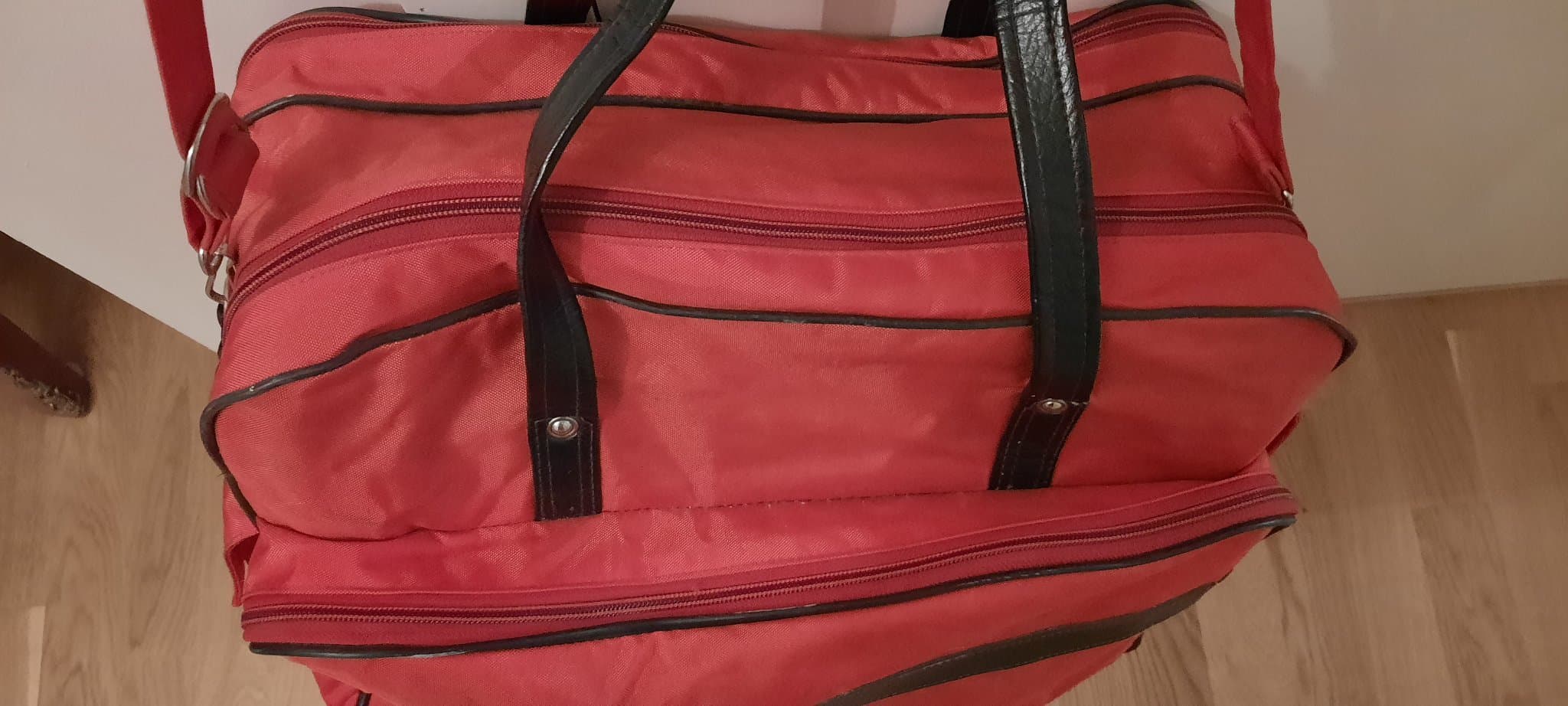 En stor röd väska med 3 stora fickor. Utan fel.
