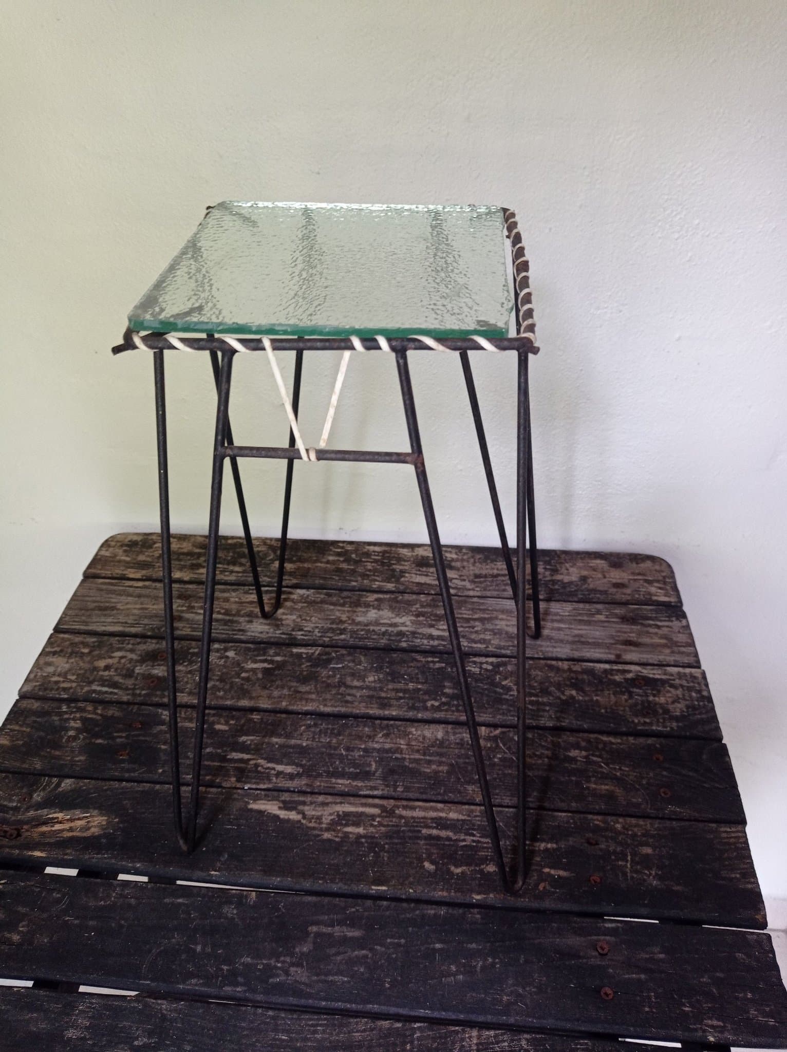 Vintage blomsterbord / opsats med glasplatta och patina. 35 cm hög.