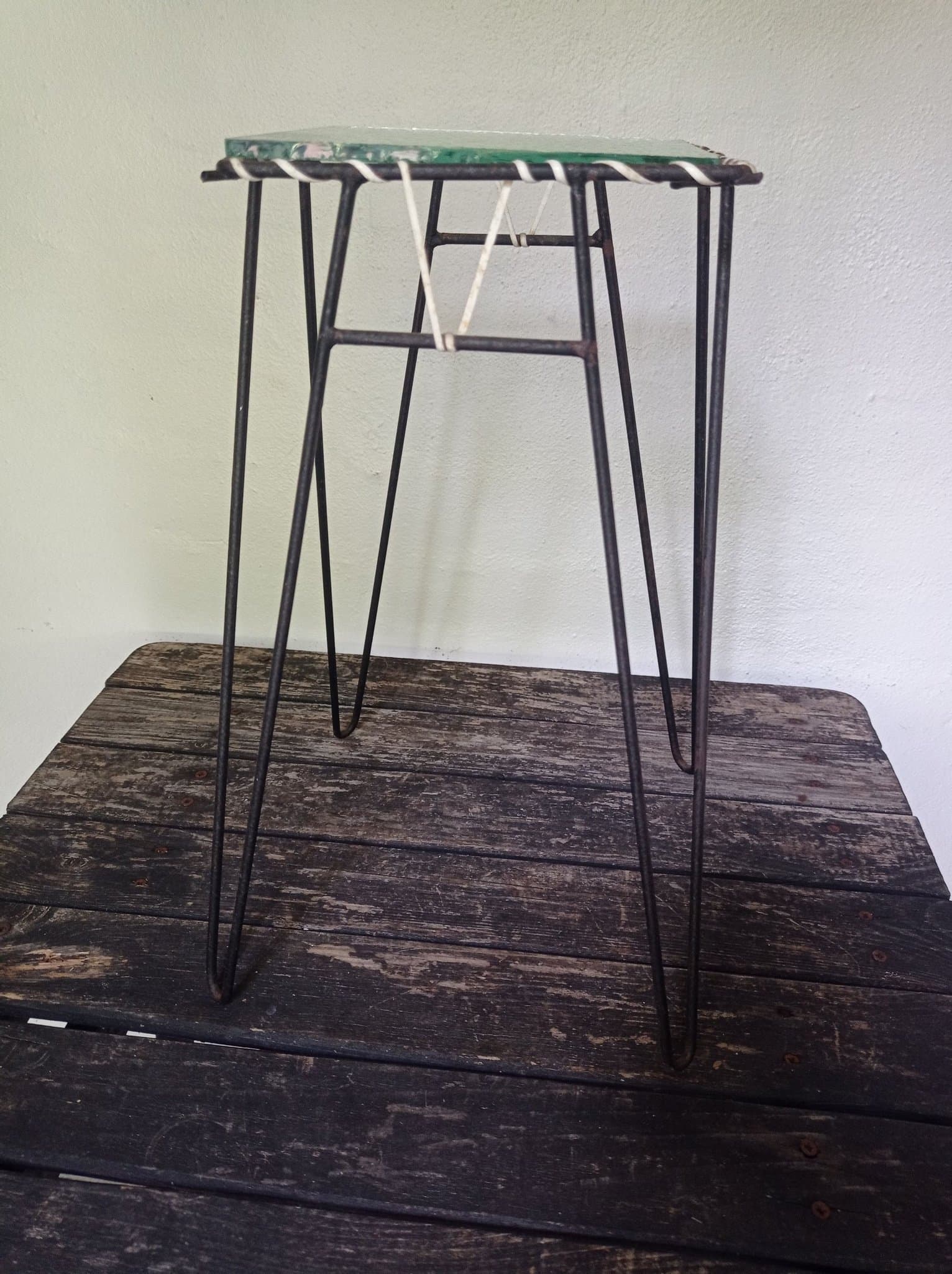 Vintage blomsterbord / opsats med glasplatta och patina. 35 cm hög.