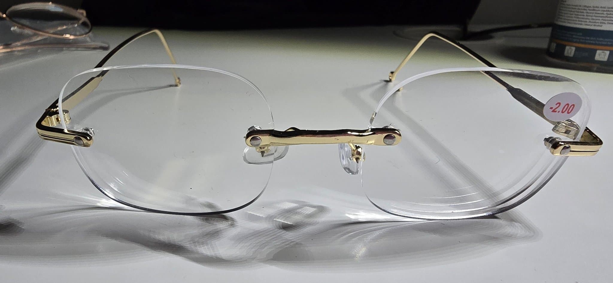 Myopia -2 Viktlösa glasögon av Titan med guldiga detaljer