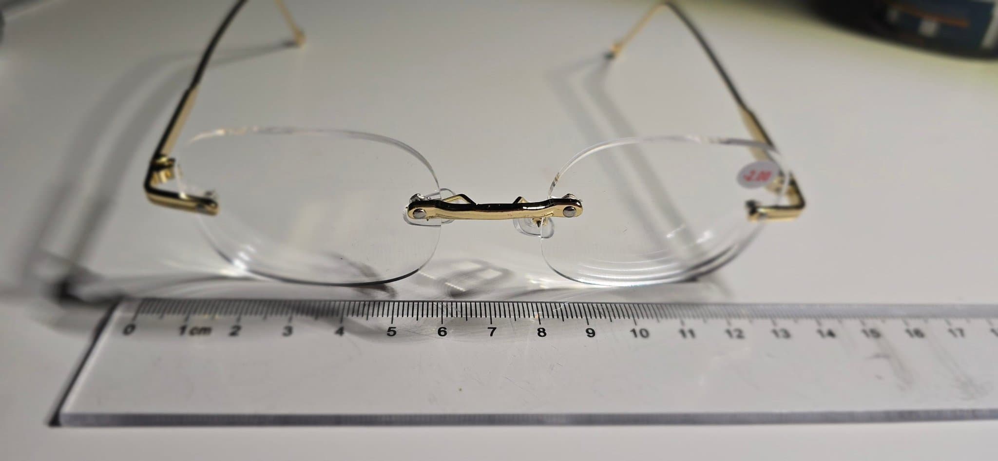 Myopia -2 Viktlösa glasögon av Titan med guldiga detaljer