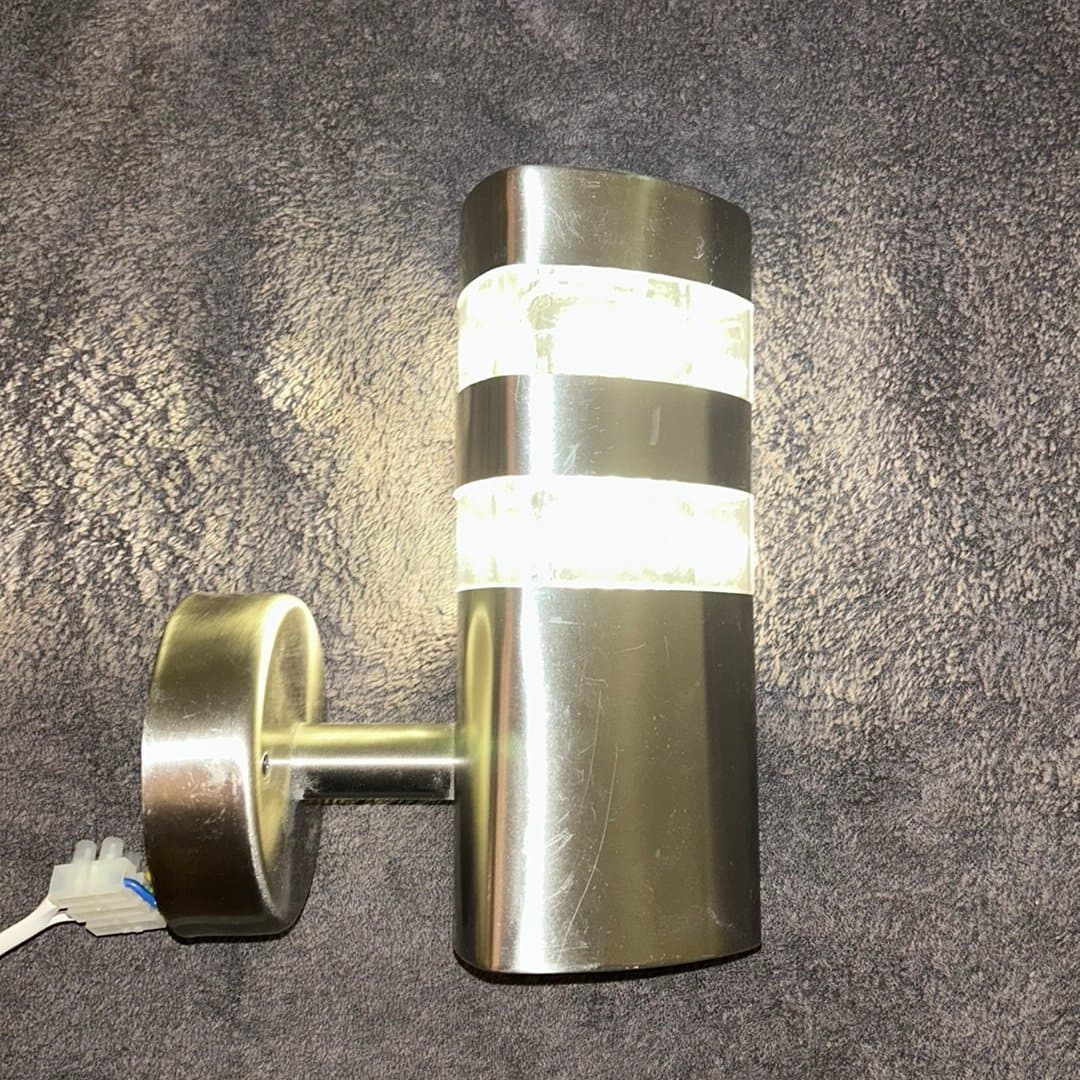 Fasadlampa i rostfri metall.