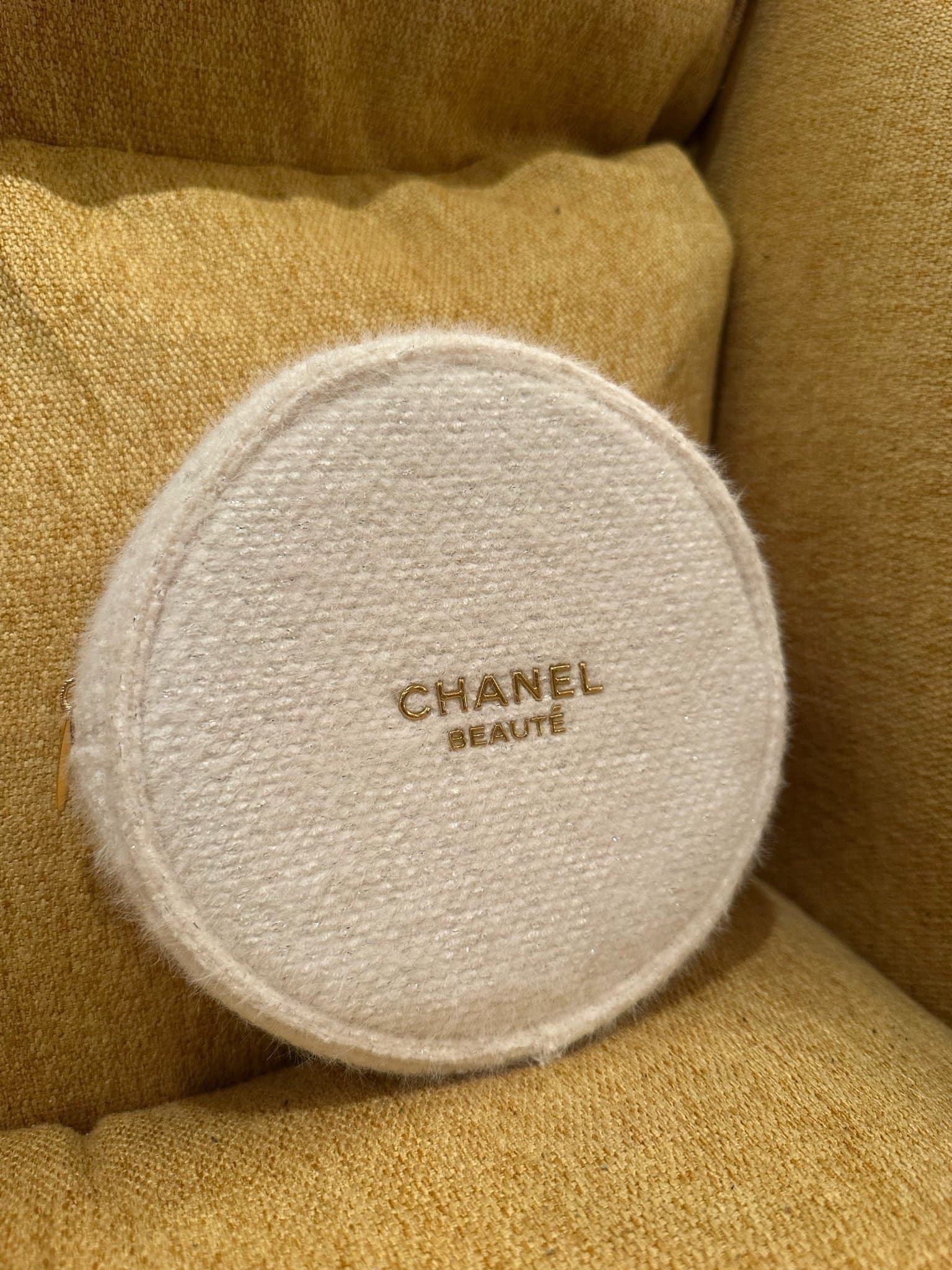 Chanel Beauté rund sminkväska i fluffig beige
