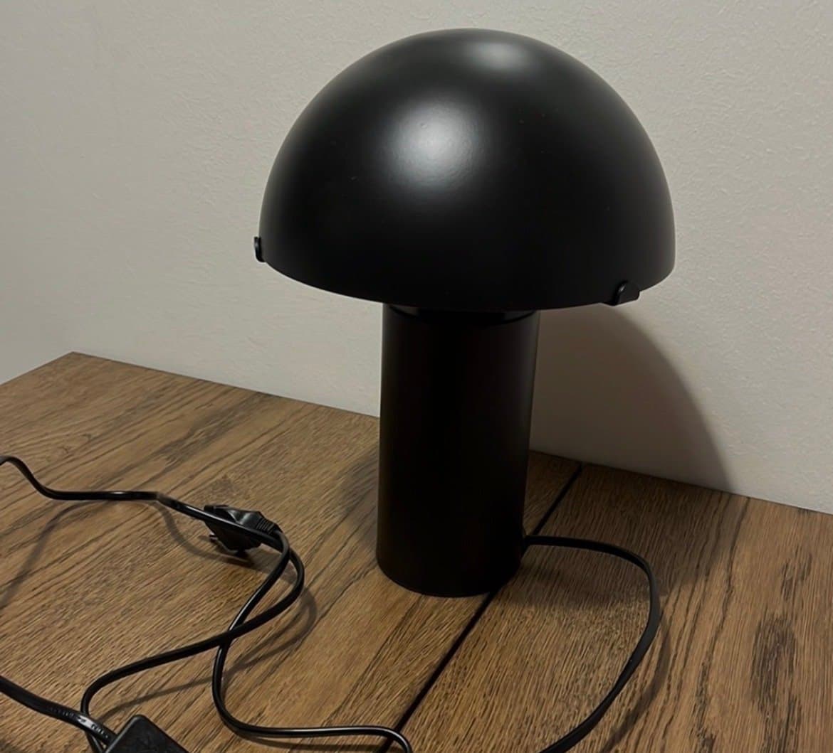 Svart bordslampa / fönsterlampa Evin från Åhléns