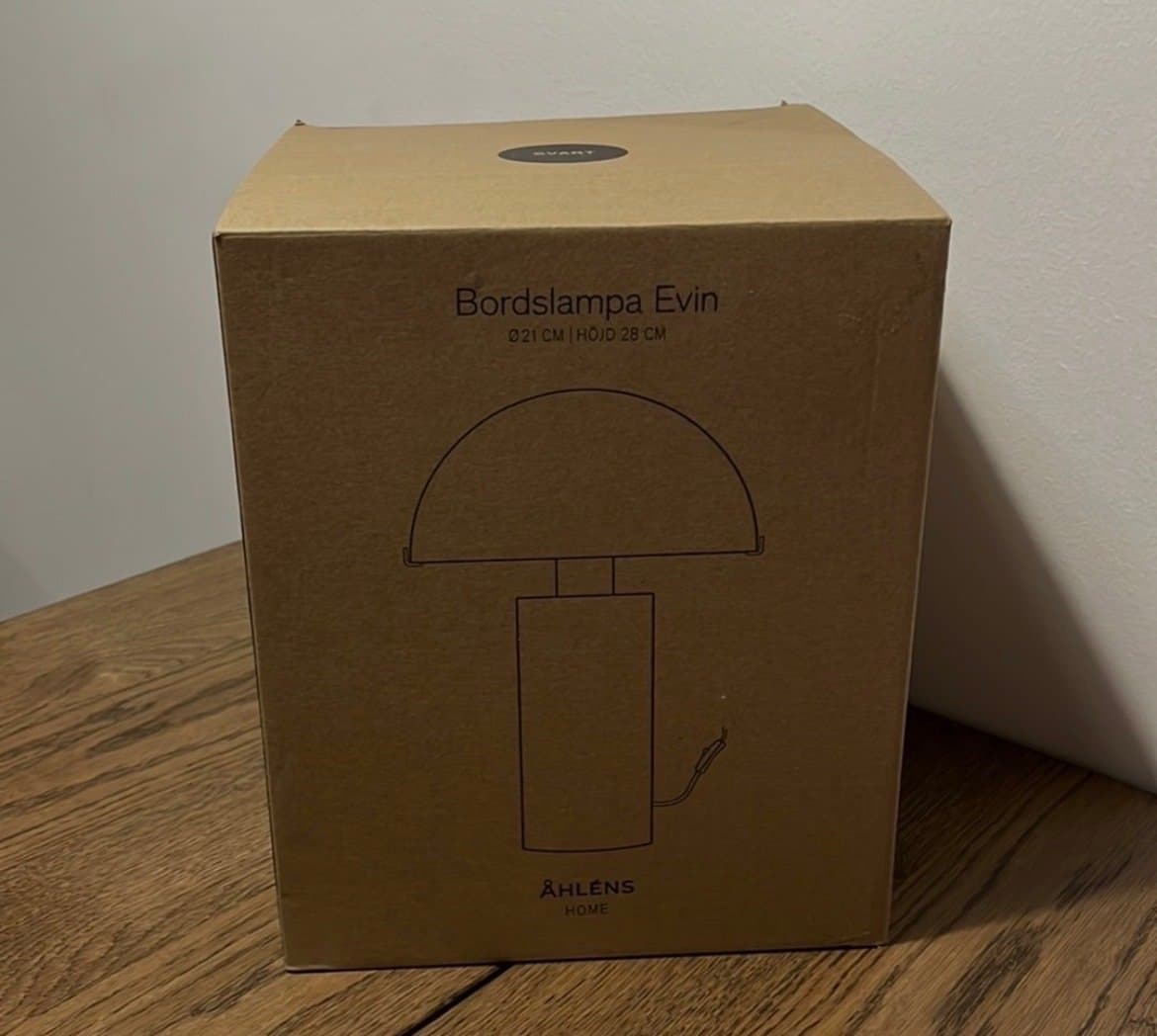 Svart bordslampa / fönsterlampa Evin från Åhléns