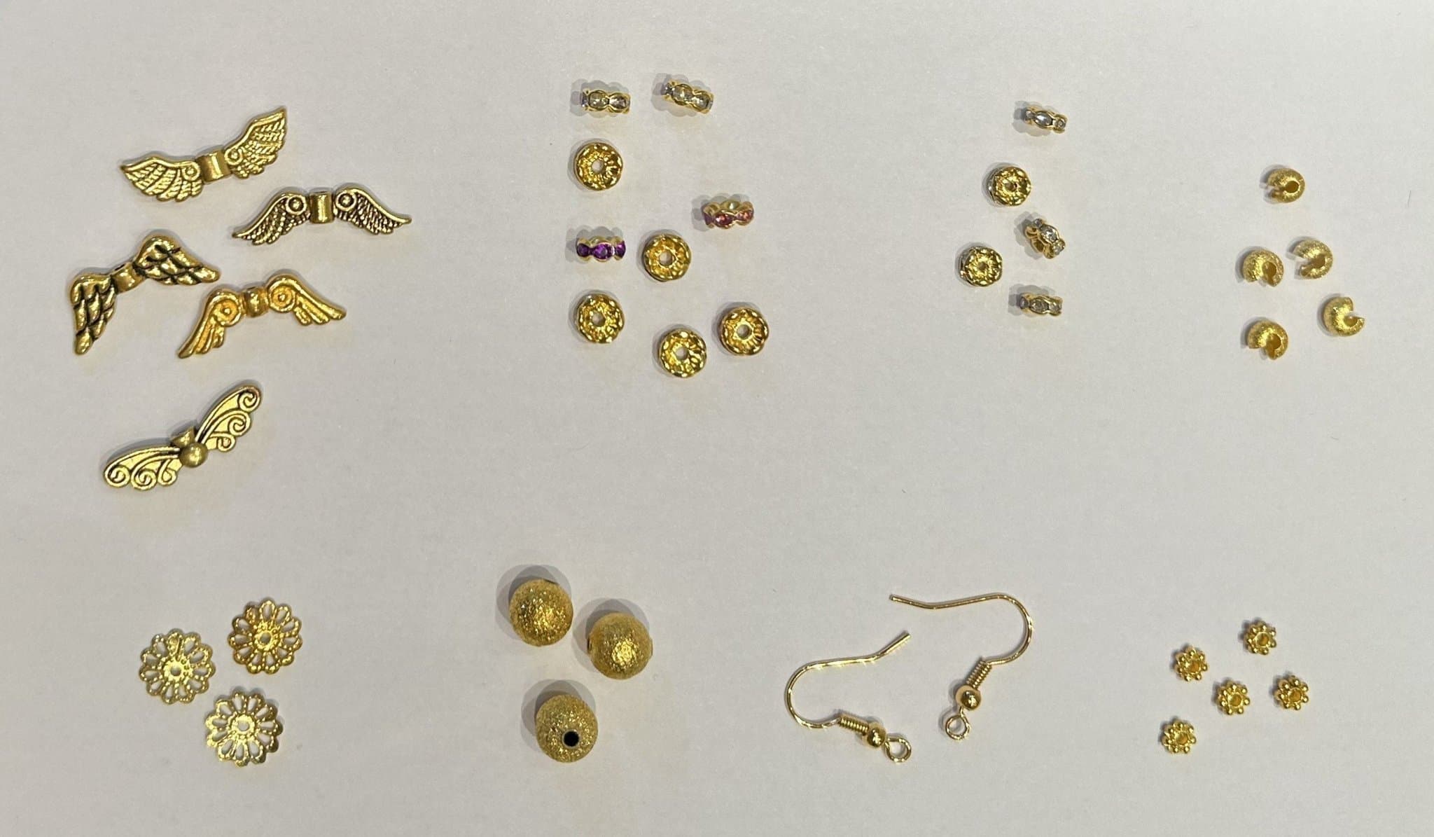 Smyckesdelar i guldfärg