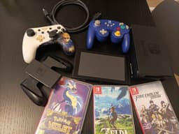 Nintendo Switch med spel och tillbehör (LADDKABEL OCH JOYCONS FÖLJER EJ MED!)