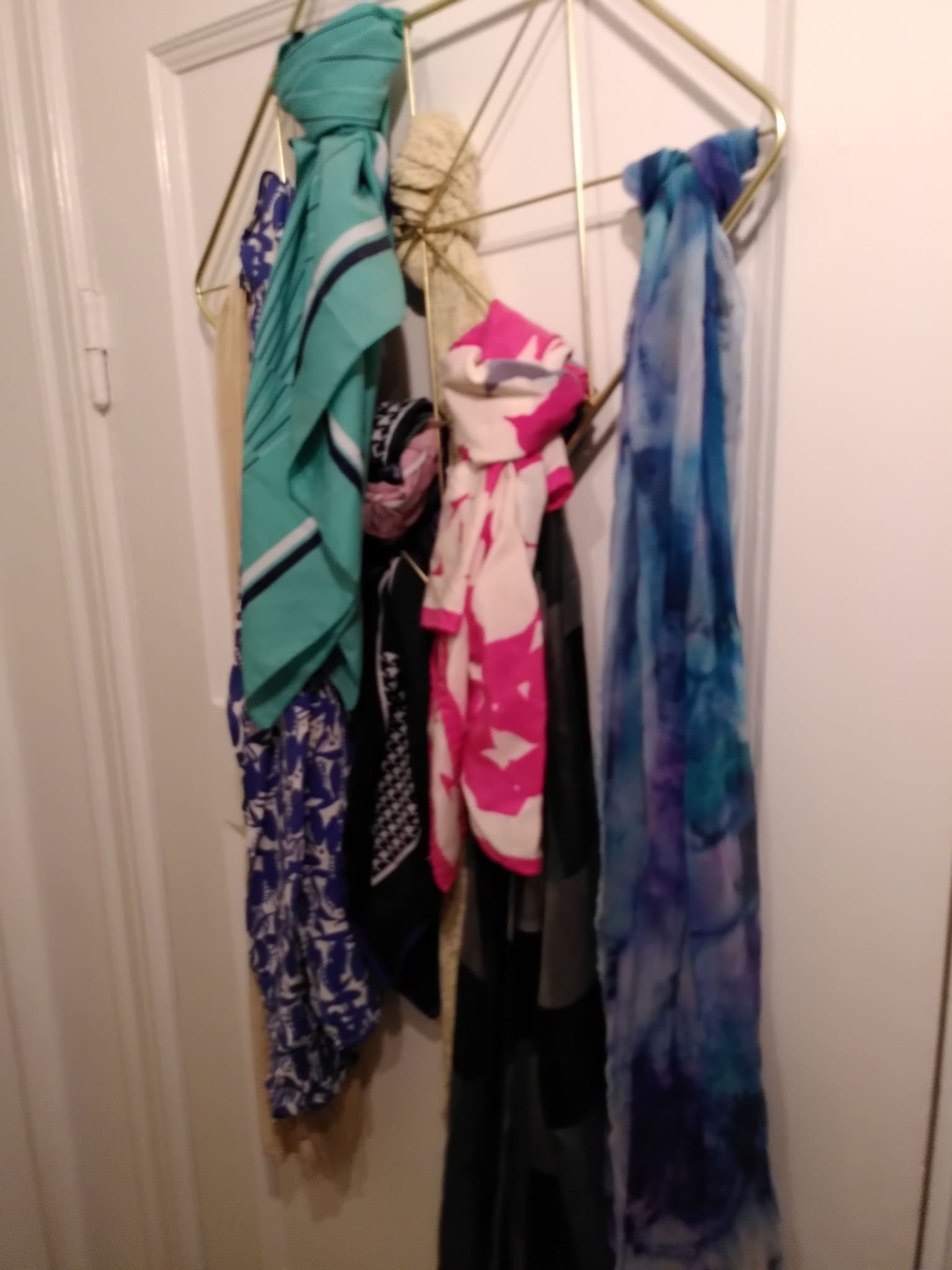 Scarfkollektion, 8st i olika färger + vacker hängare