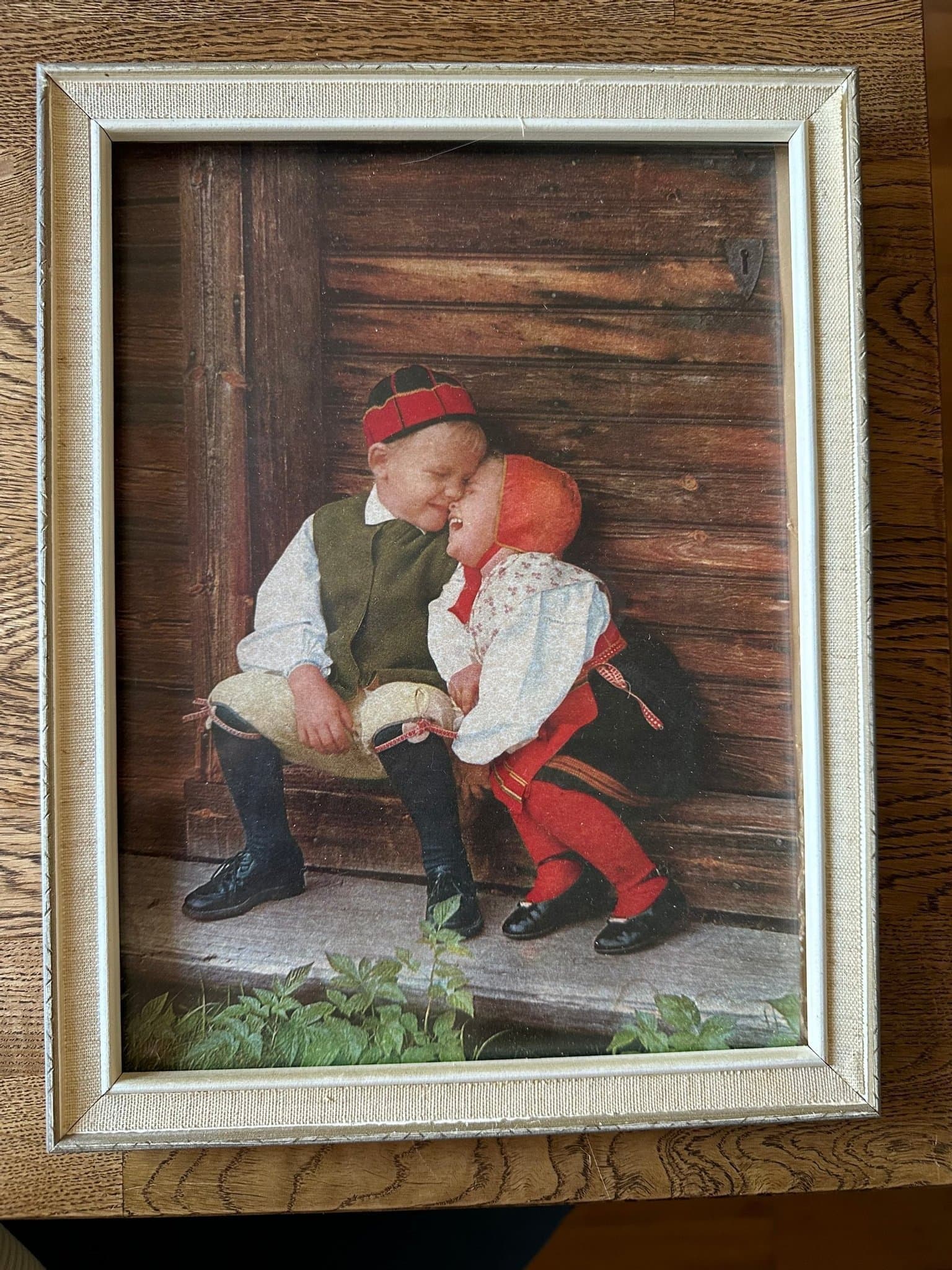 3 st tavlor med barn i folkdräkt