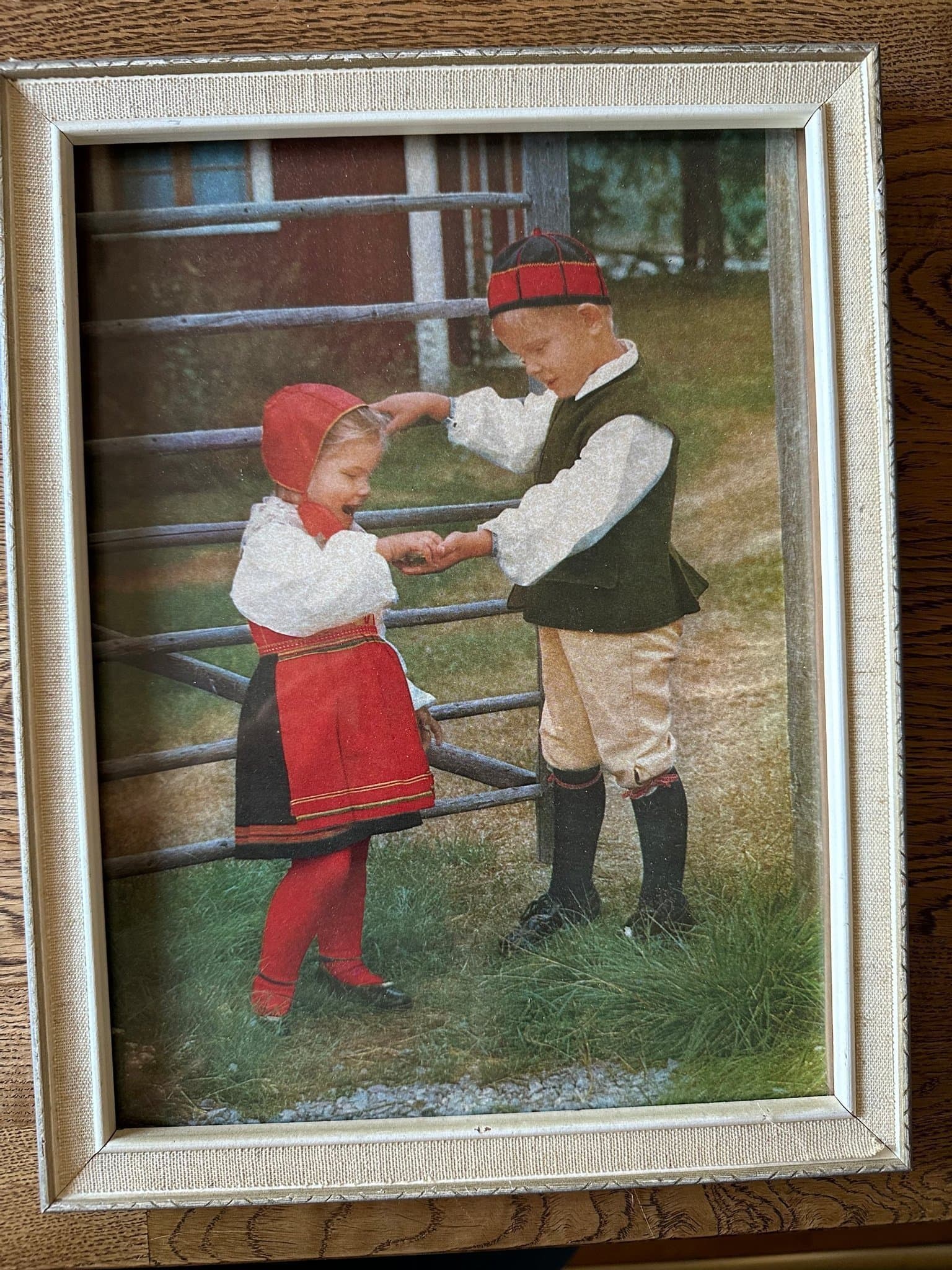 3 st tavlor med barn i folkdräkt