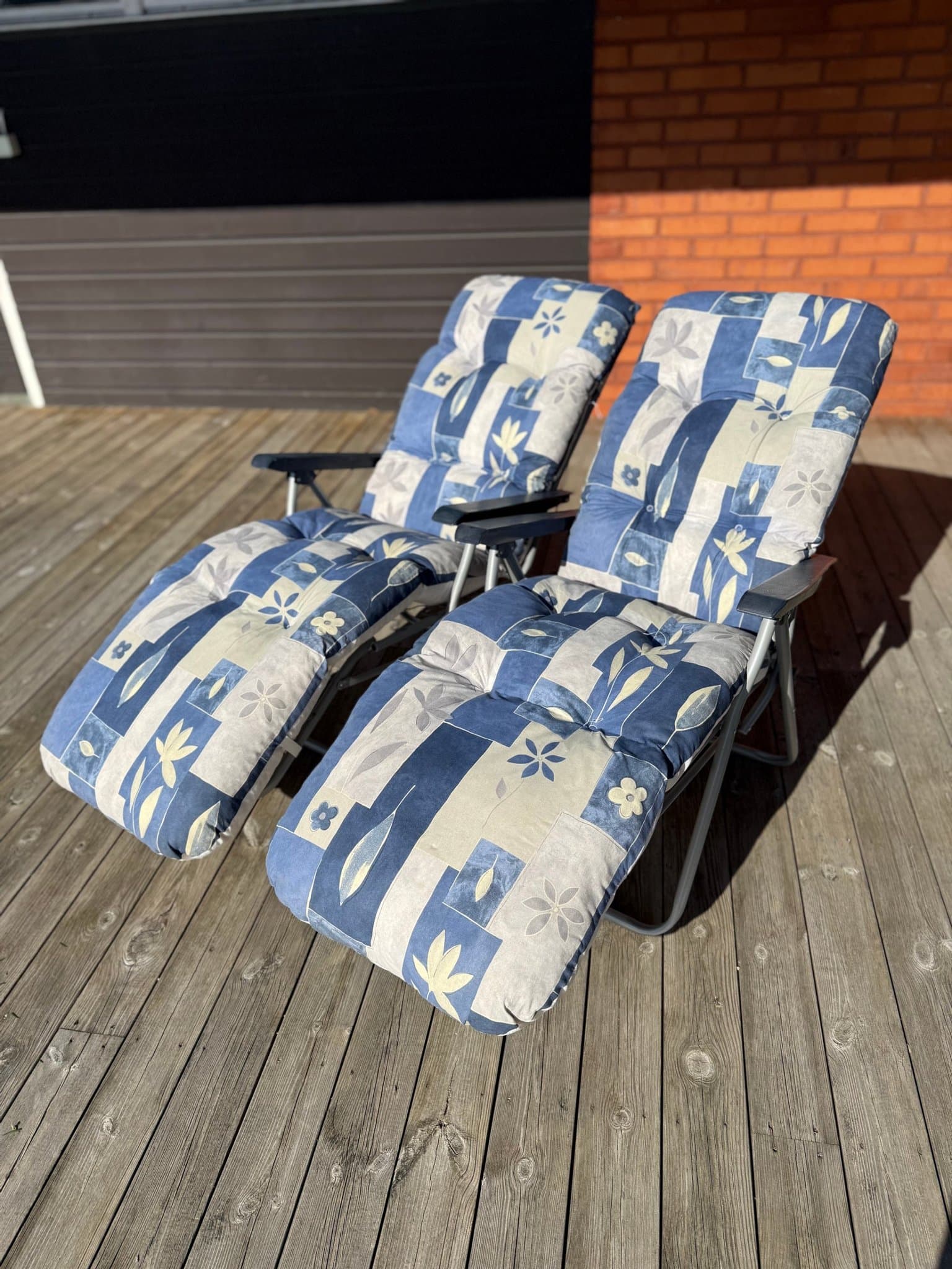 Två st solstolar knappt använda.