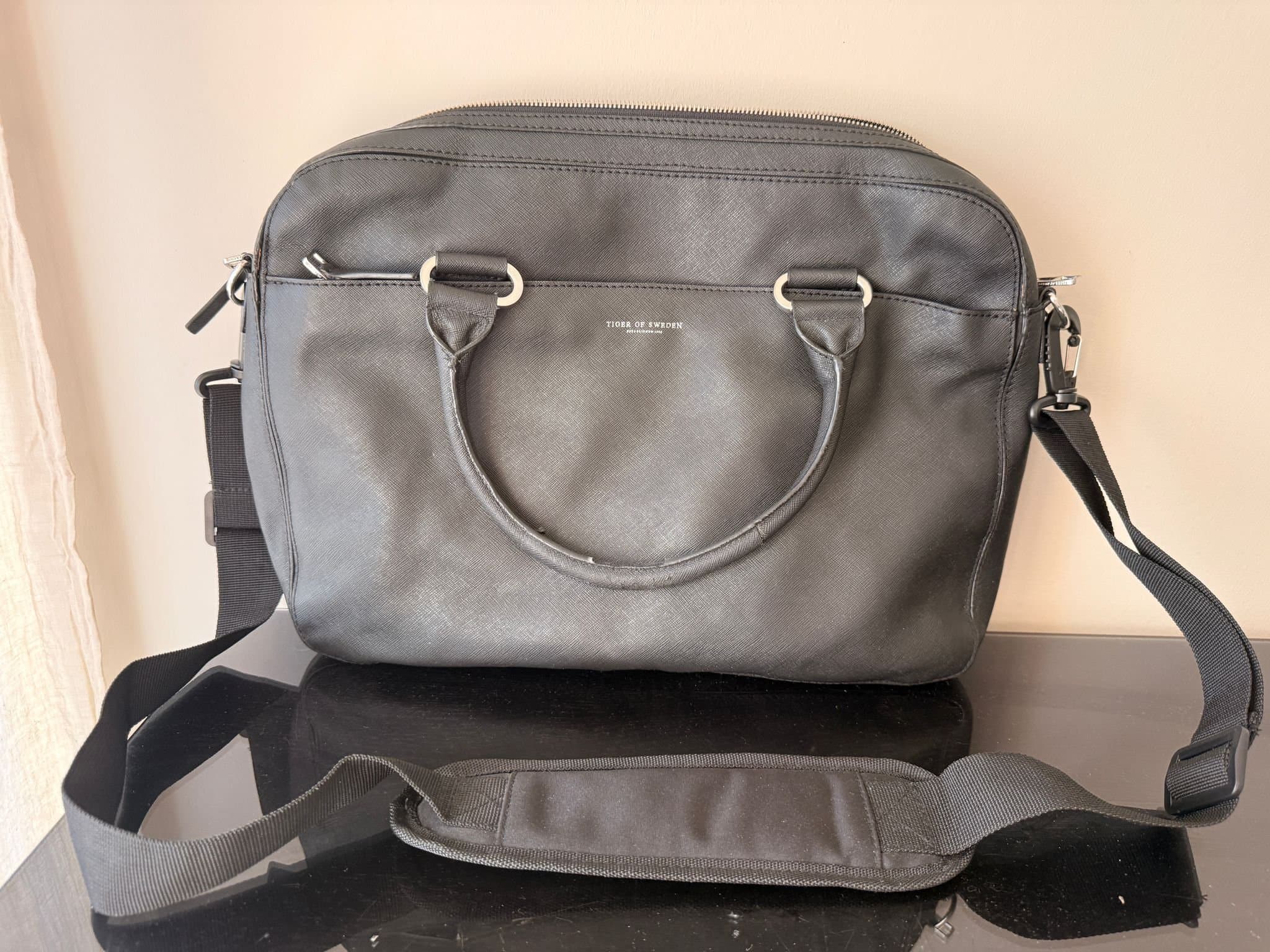 Tiger of Sweden datorväska portfölj i saffiano skinn