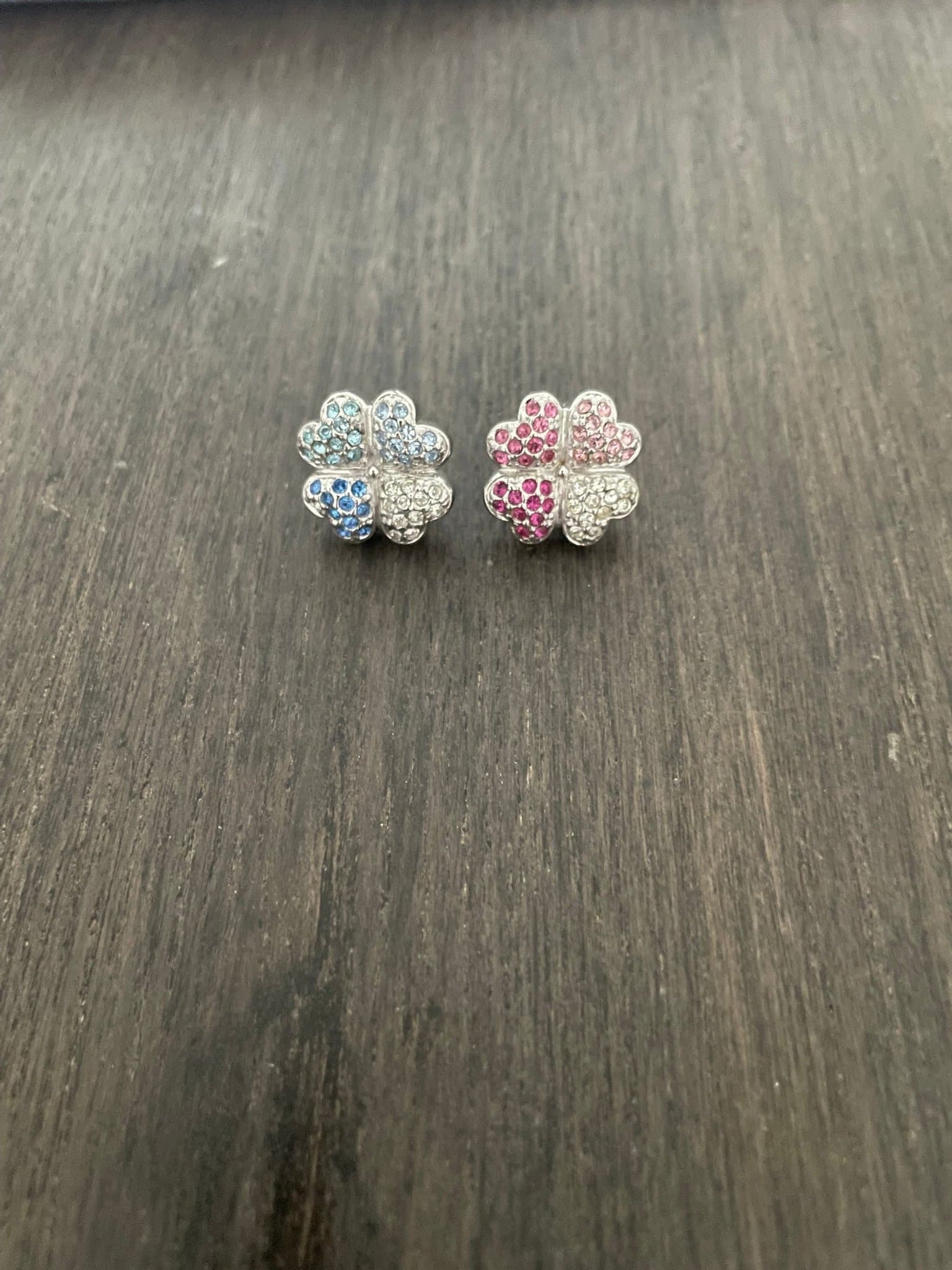 Två oanvända broschstift-pins i vitmetall och strass stenar