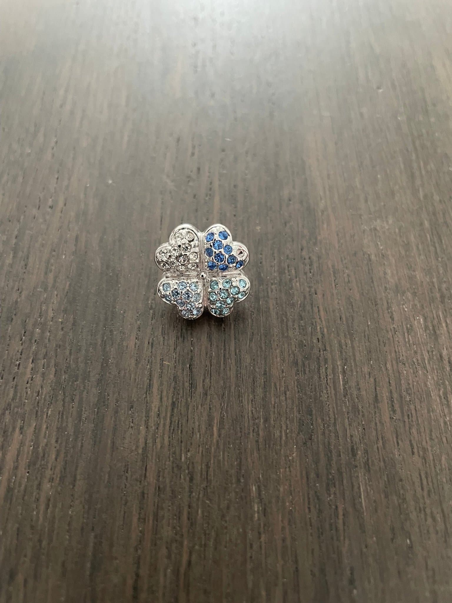 Två oanvända broschstift-pins i vitmetall och strass stenar