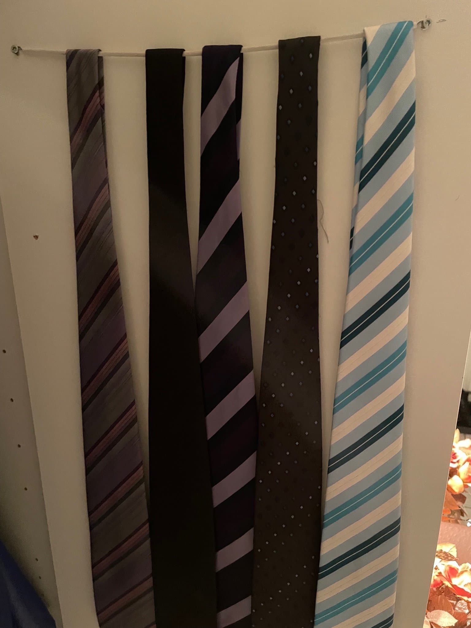 Fem slipsar i olika färger och mönster