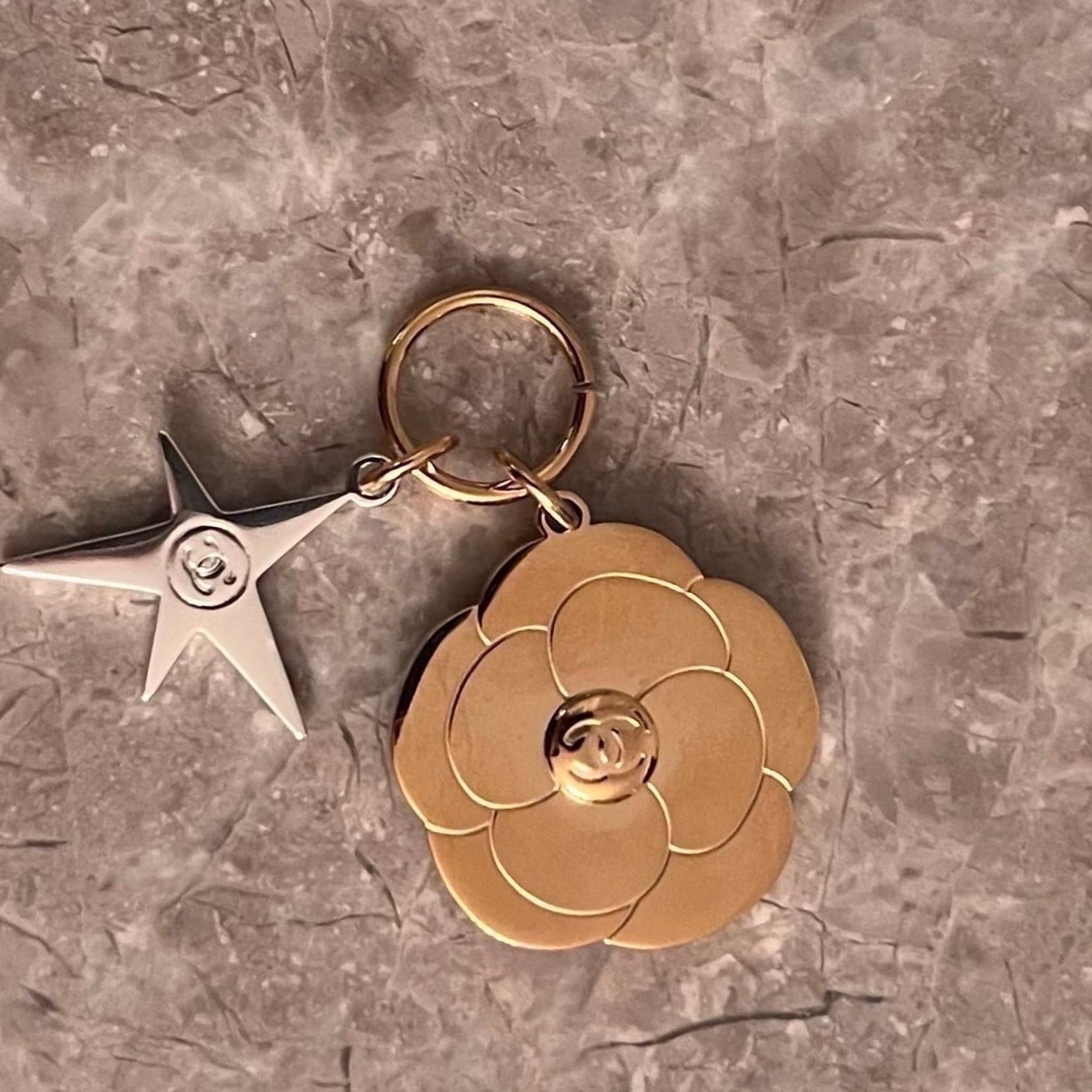 Chanel Beauté charm blomma och en liten stjärna