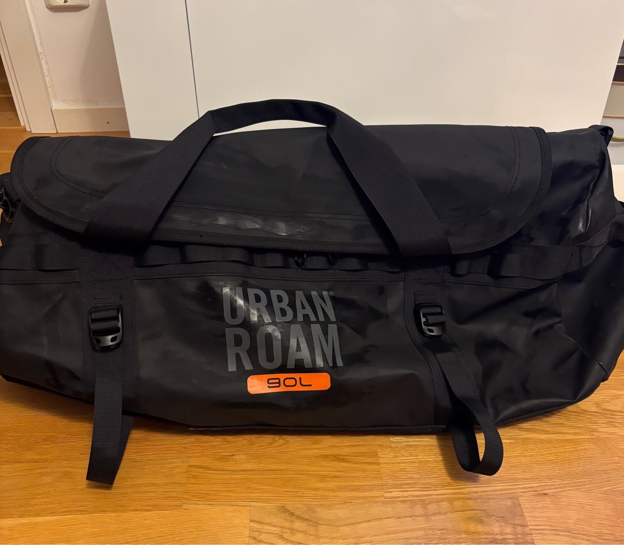 Svarta duffelväska från Urban Roam har en kapacitet på 90 liter
