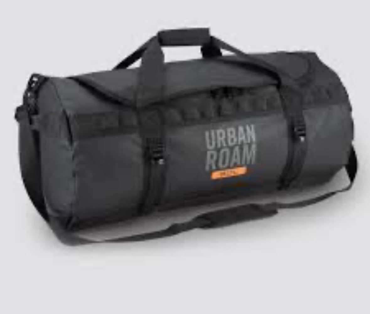 Svarta duffelväska från Urban Roam har en kapacitet på 90 liter