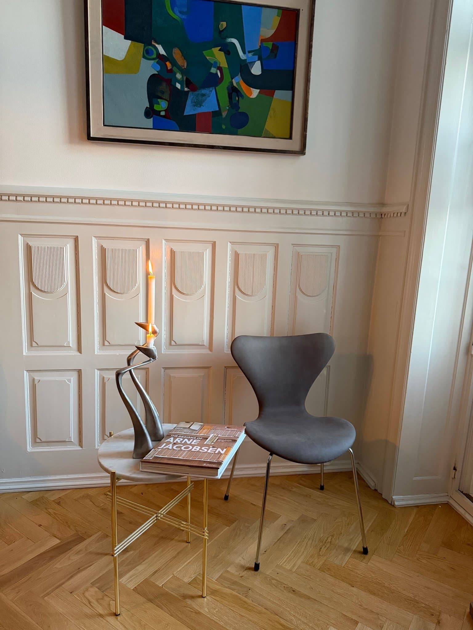 Grå Sjuan av Arne Jacobsen med chrome ben.