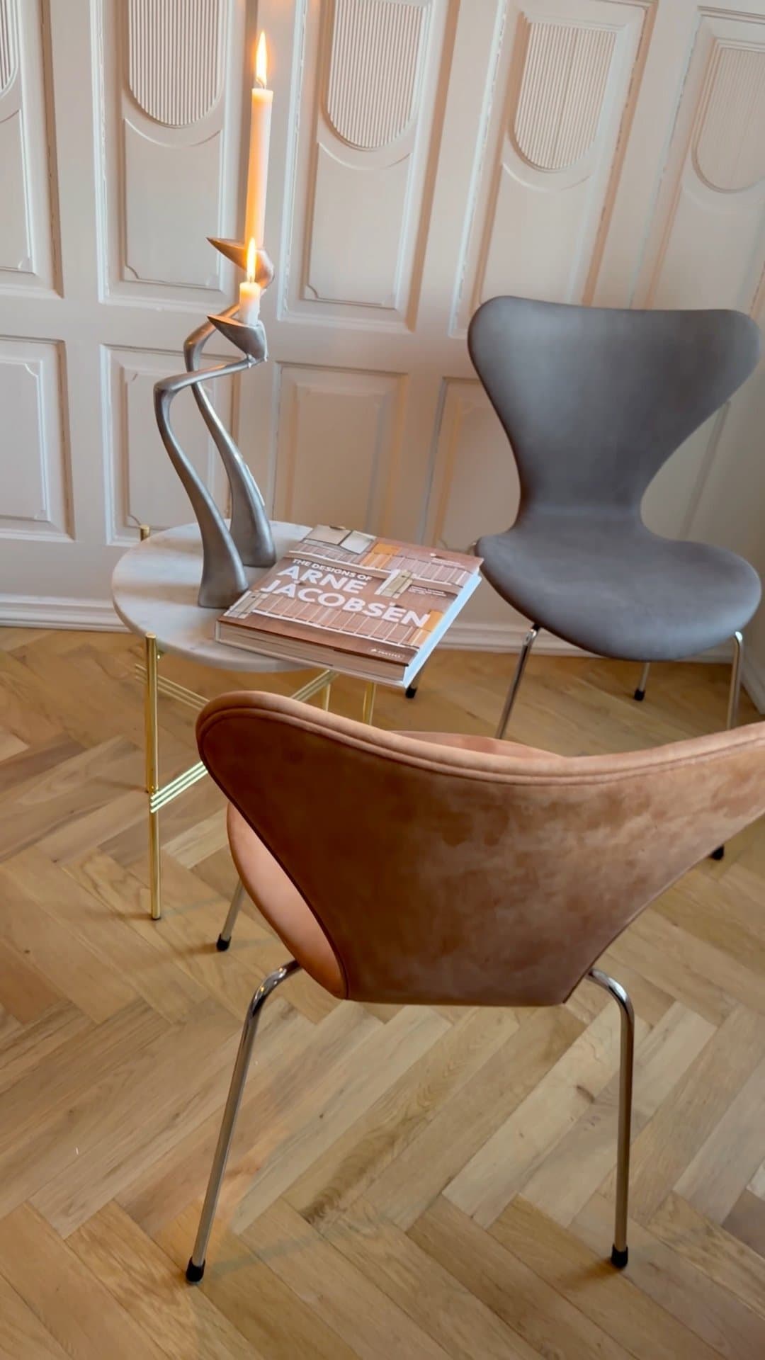 Grå Sjuan av Arne Jacobsen med chrome ben.