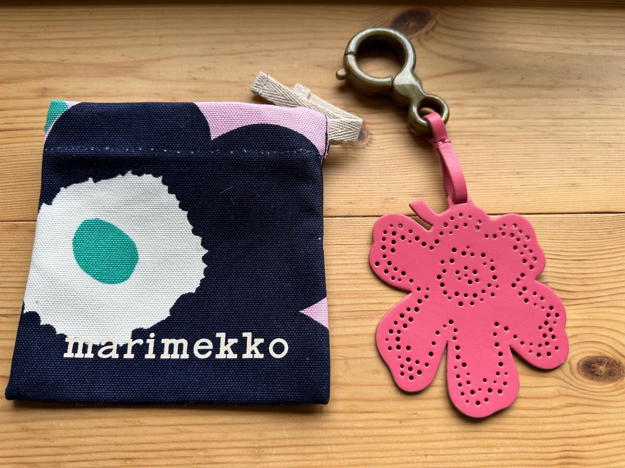 Väsksmycke Marimekko unikko