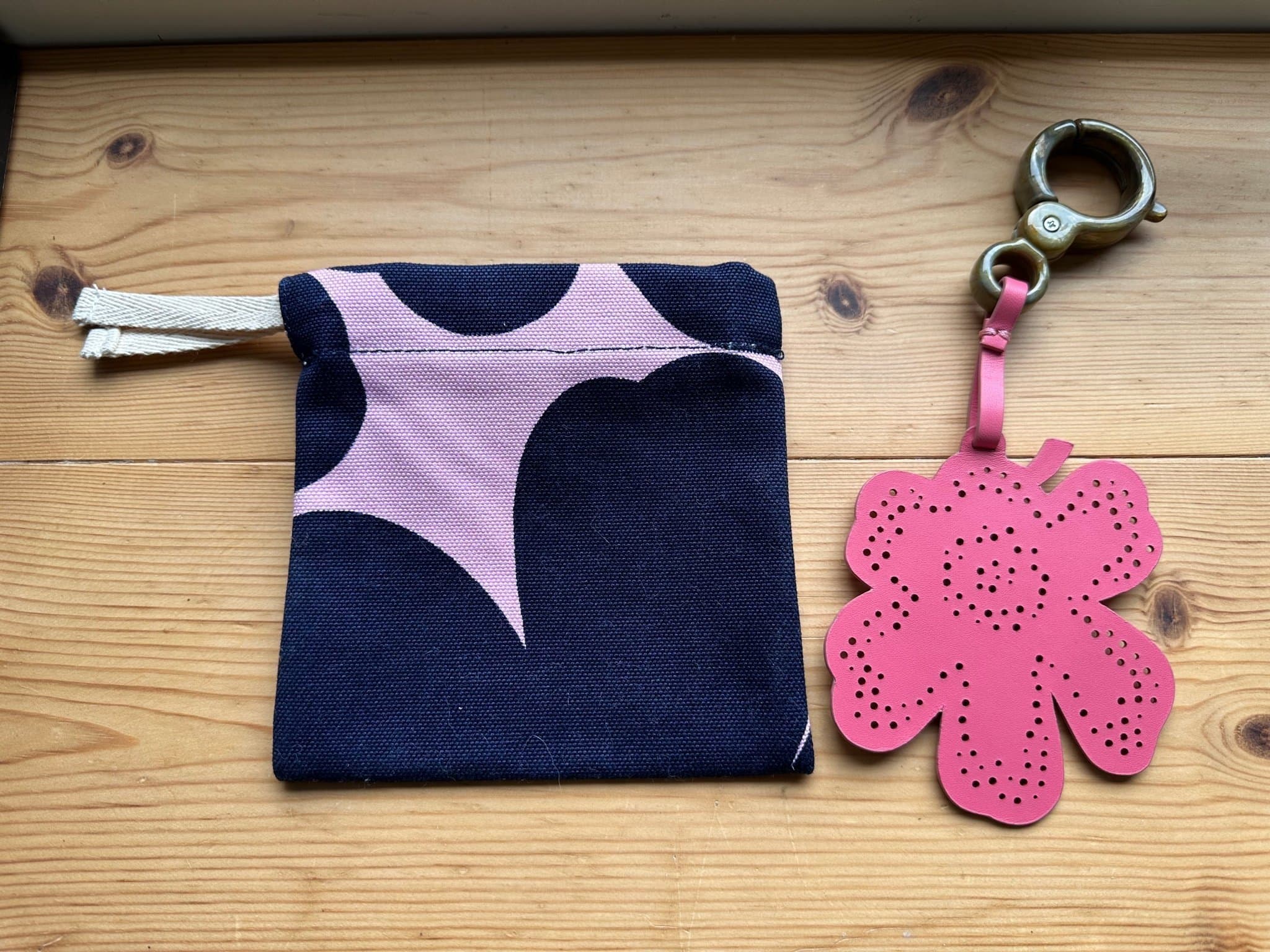 Väsksmycke Marimekko unikko