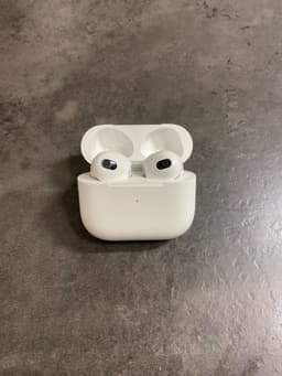 Apple AirPods (3:e generationen) med laddningsfodral