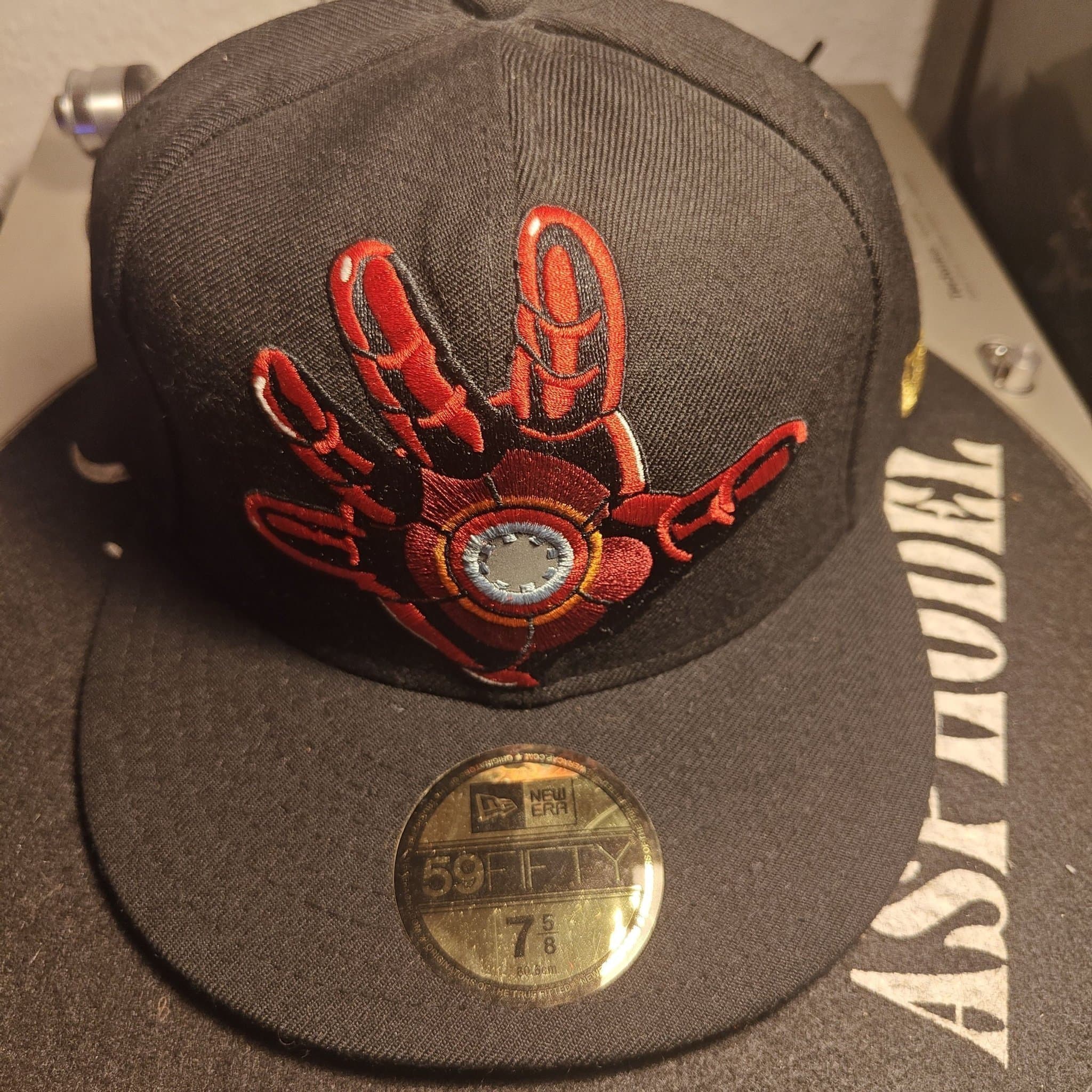 New Era svart keps "Marvel Comics - Ironman hand logo", storlek 7 5/8