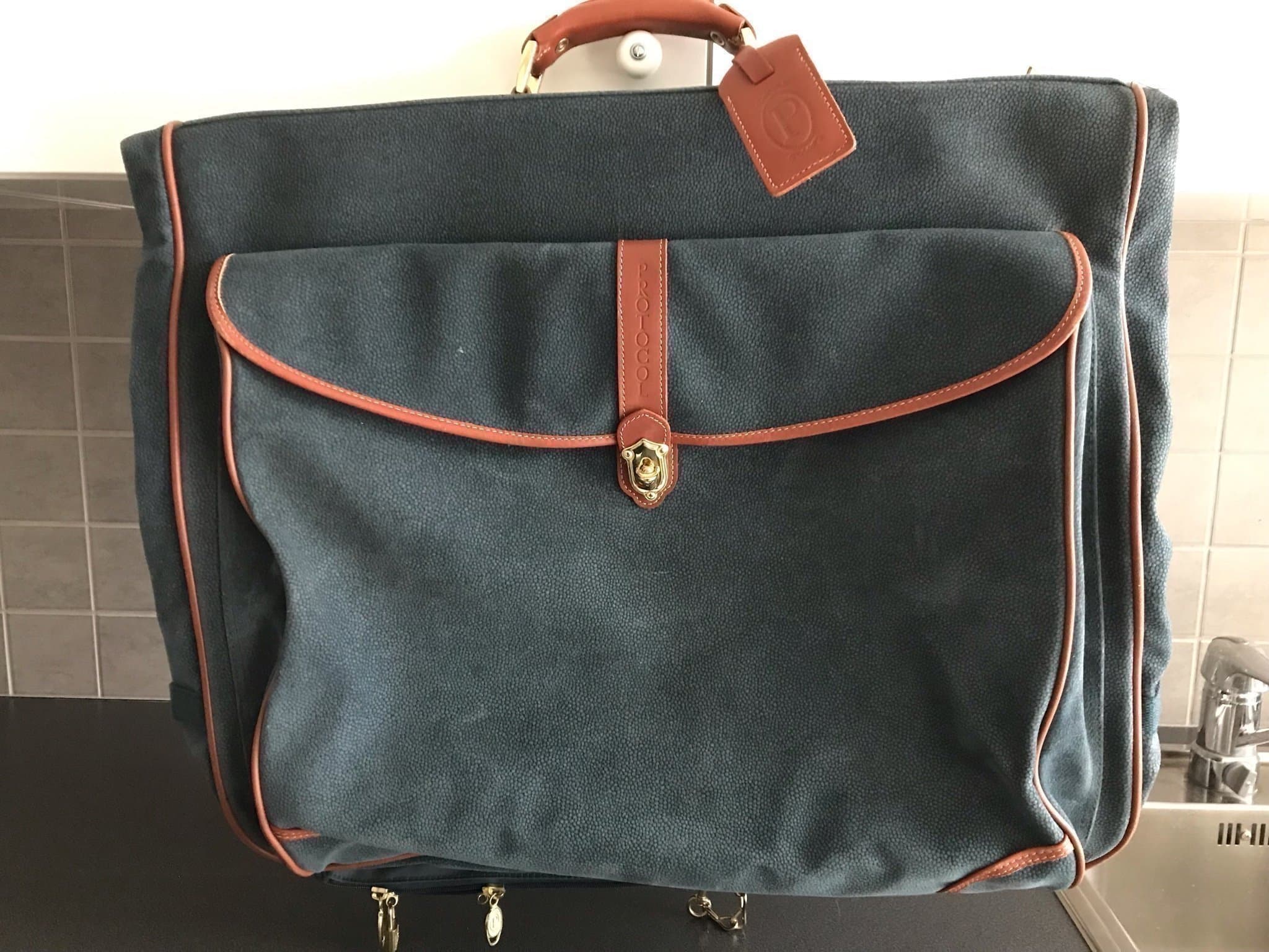 Resväska Organiserad/Hänbar, Märket PROTOCOL , Som Ny ,Grön/Brun