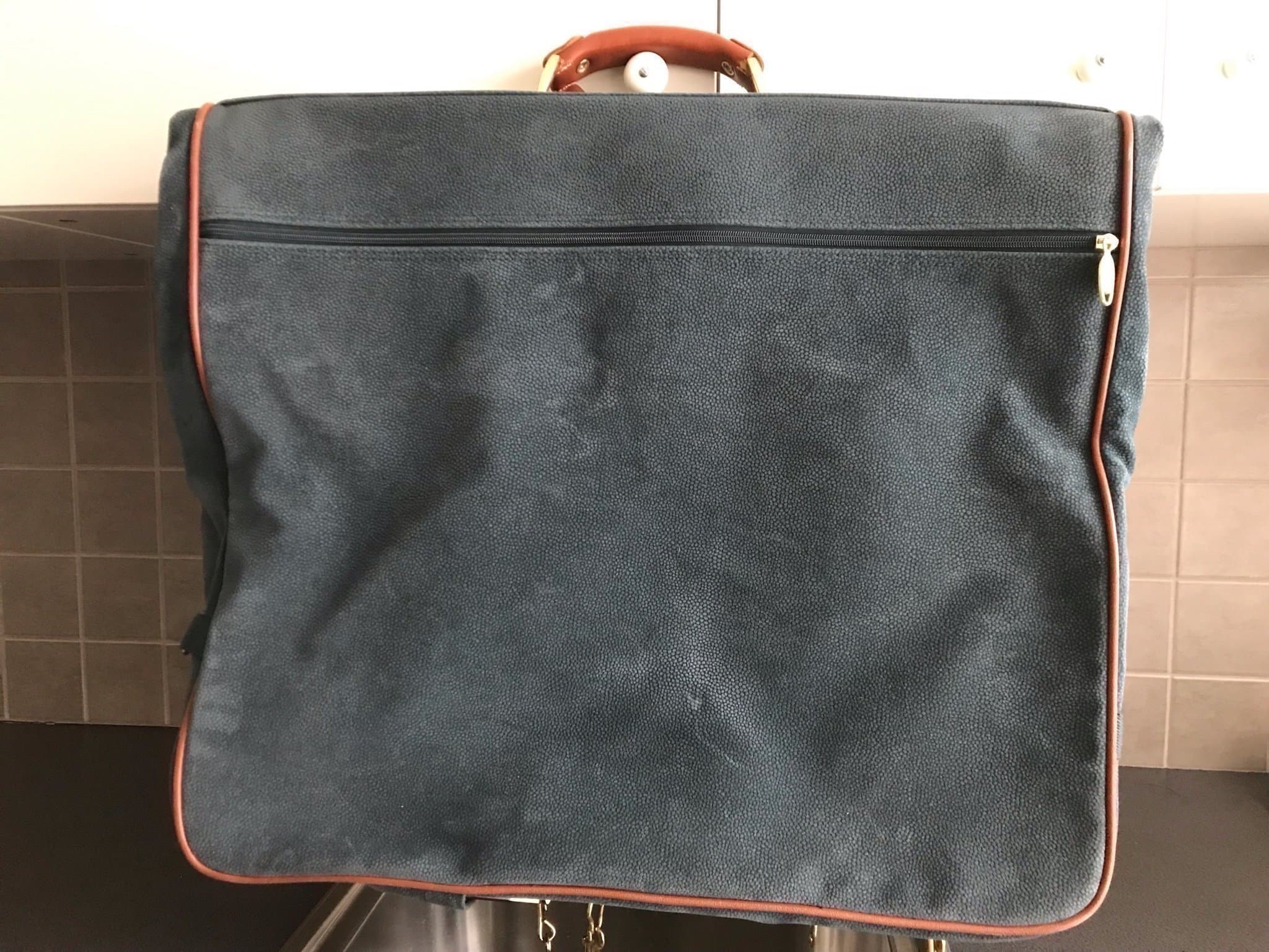 Resväska Organiserad/Hänbar, Märket PROTOCOL , Som Ny ,Grön/Brun