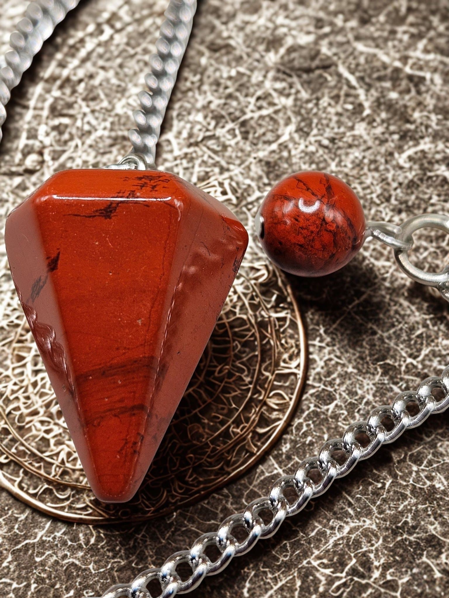 liten Pendel i röd jaspis – kraft & stabilitet