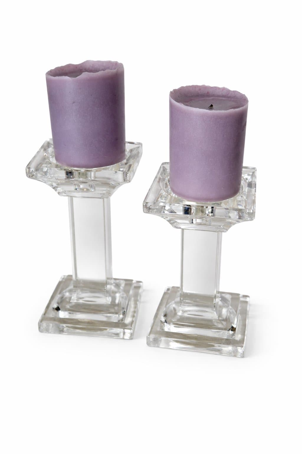 Två kristall ljusstakar med 2 lila blockljus *NYSKICK* Vackert par ljusstakar!