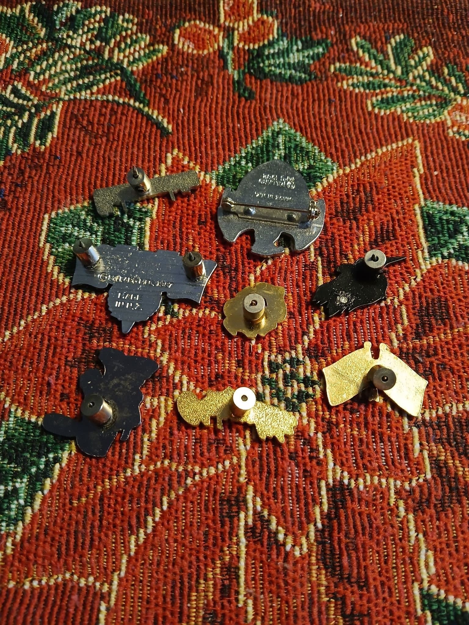 8st olika pins + 2 påsar med olika låsningar