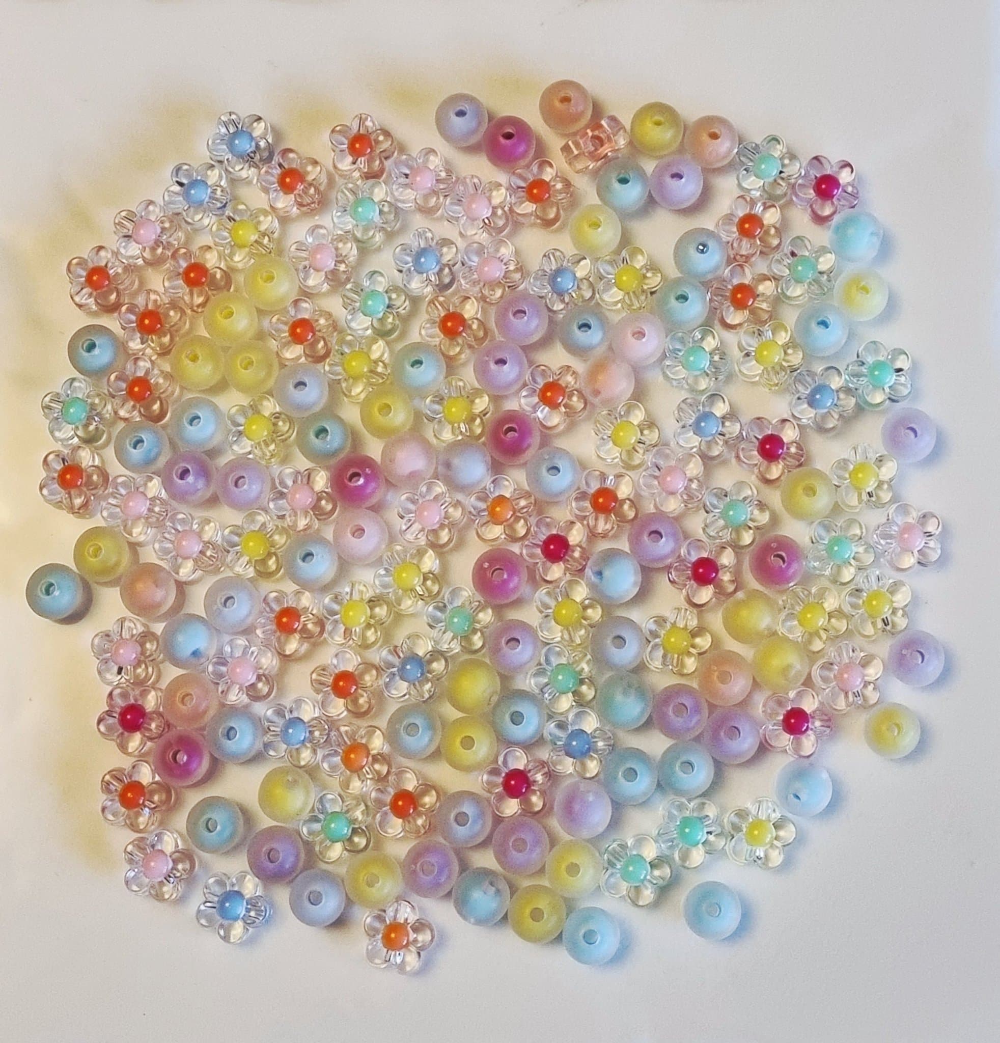 Pärlor och berlocker - Blandade färger och former