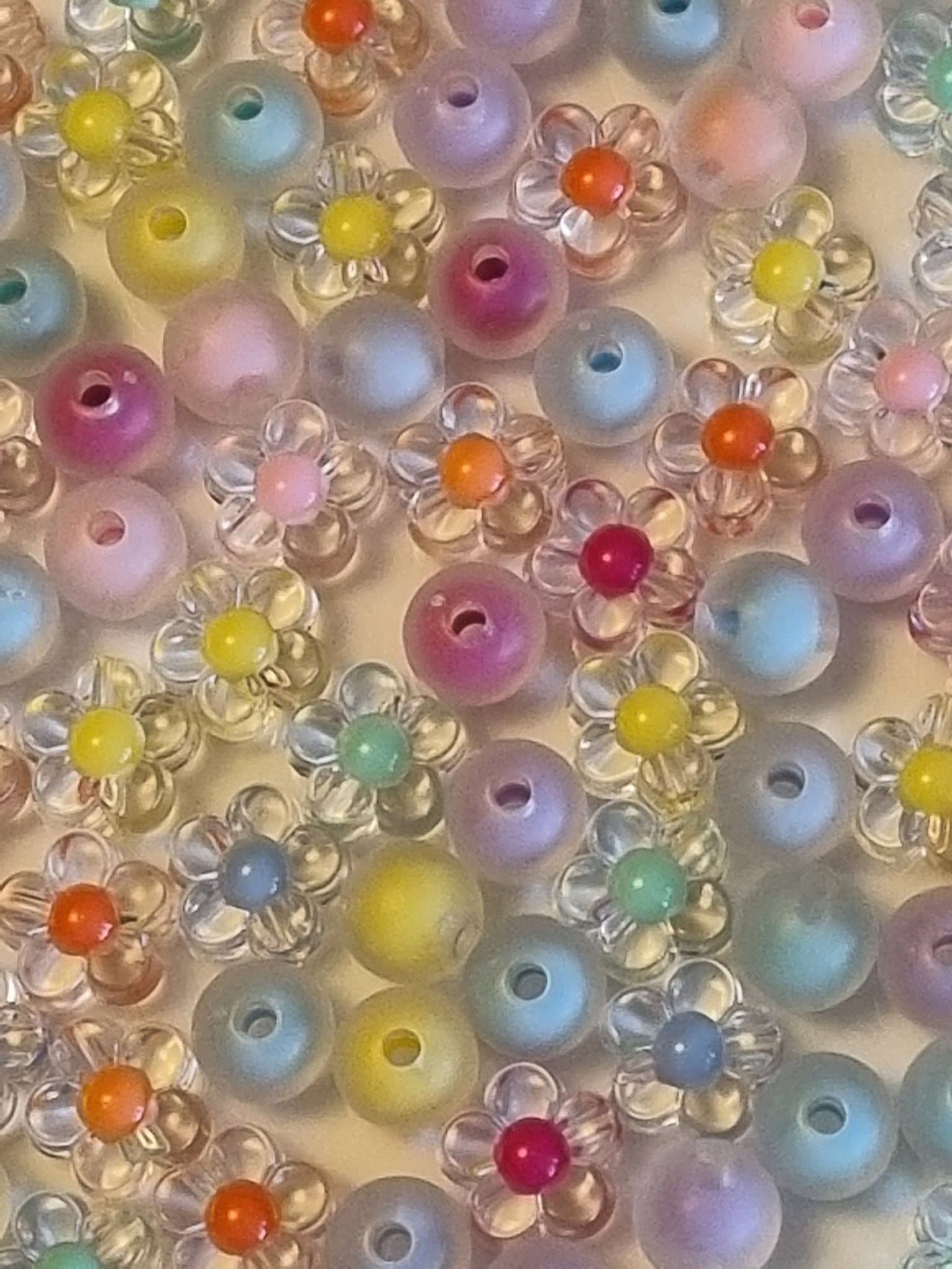 Pärlor och berlocker - Blandade färger och former