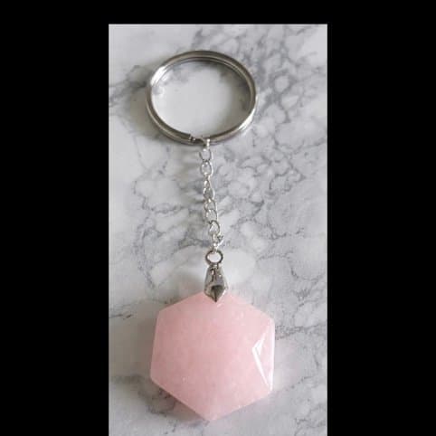 Nyckelring med rosenkvarts – hexagonformad sten