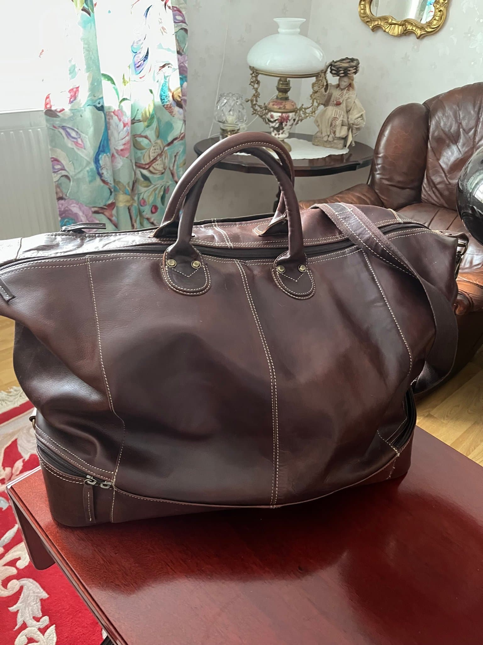 WEEKENDVÄSKA i ÄKTA SKINN - BRUN med VACKRA DETALJER och AXELREM