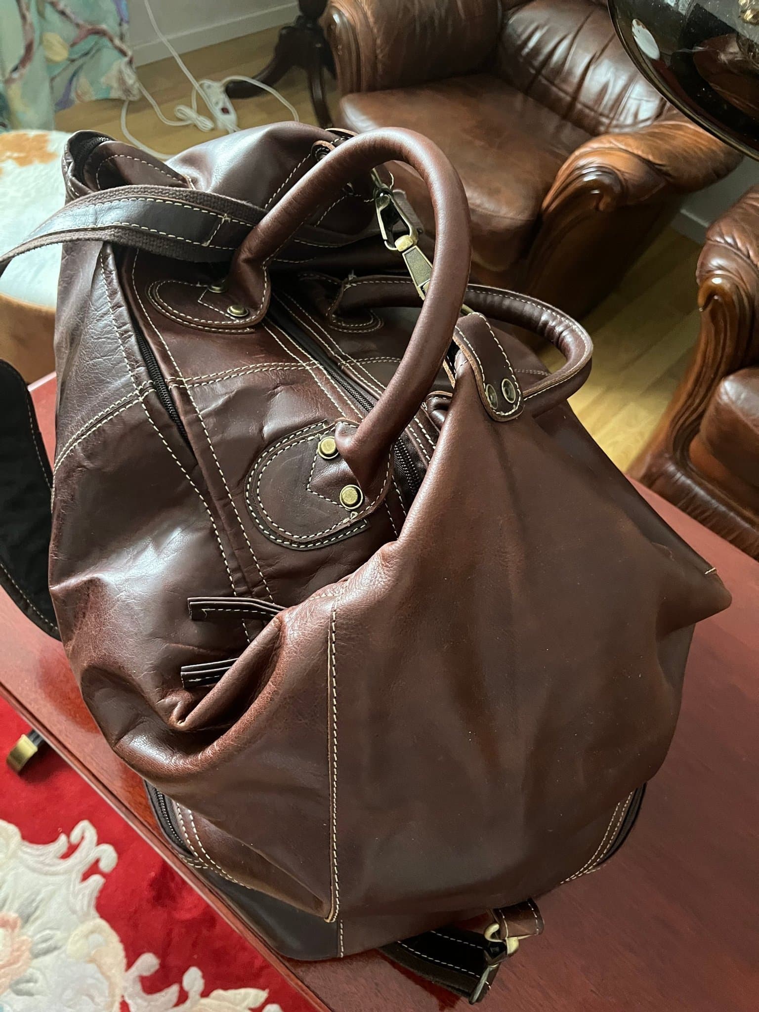 WEEKENDVÄSKA i ÄKTA SKINN - BRUN med VACKRA DETALJER och AXELREM